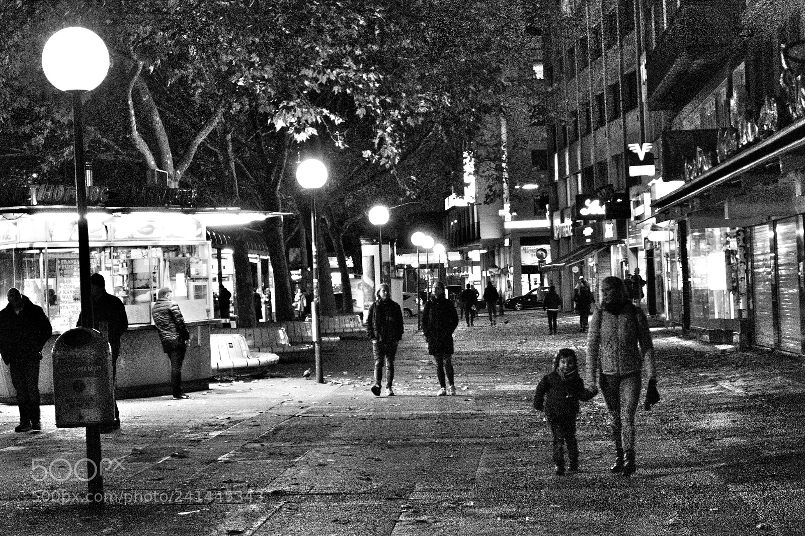 Sony SLT-A58 sample photo. Wien.vienna.evening.holding hands photography