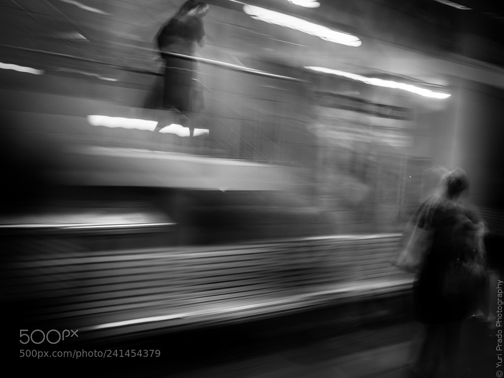 Panasonic Lumix DMC-GX8 sample photo. ...blurred arrival... photography