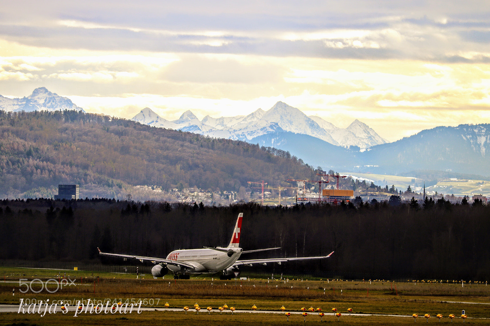 Canon EOS 750D (EOS Rebel T6i / EOS Kiss X8i) sample photo. Airport photography