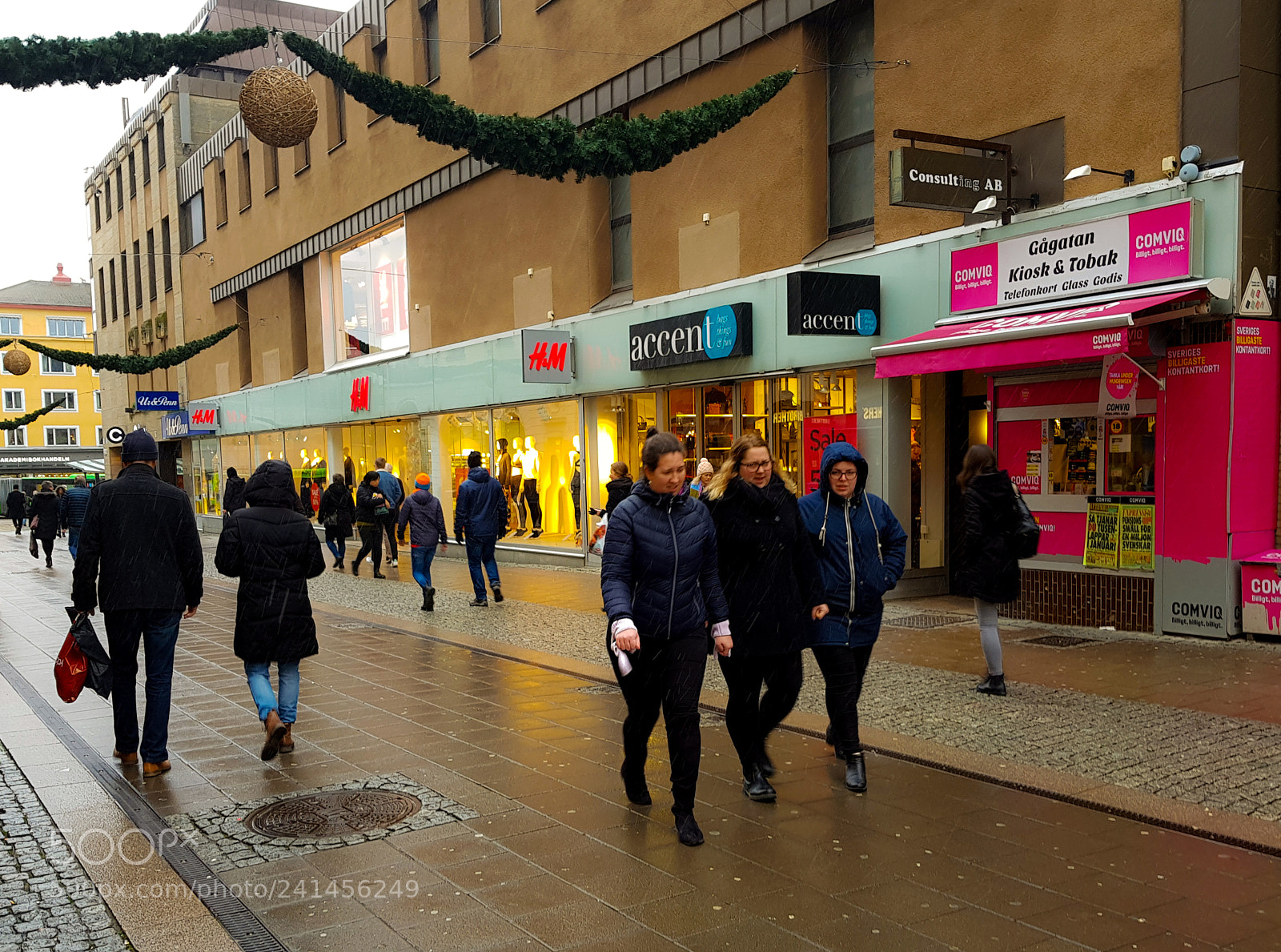 Samsung Galaxy S8 sample photo. Pedestrians walking down the photography
