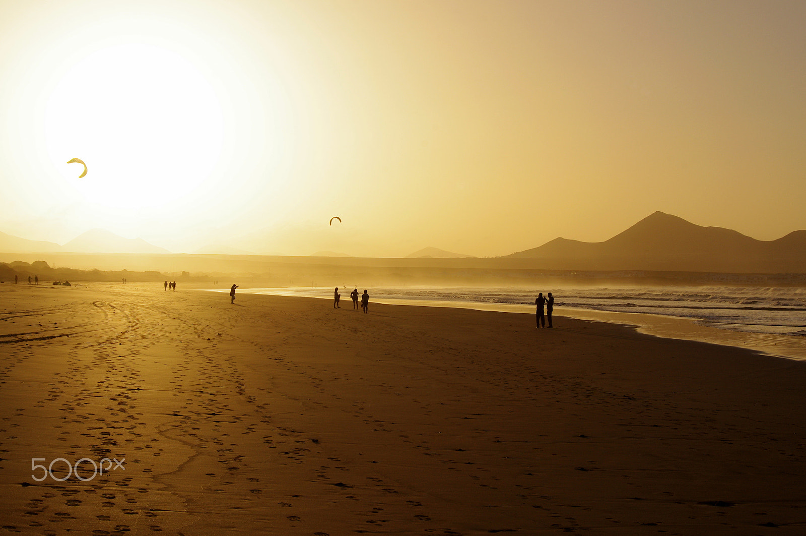 Pentax K-x + smc PENTAX-DA L 50-200mm F4-5.6 ED sample photo. The golden hour photography