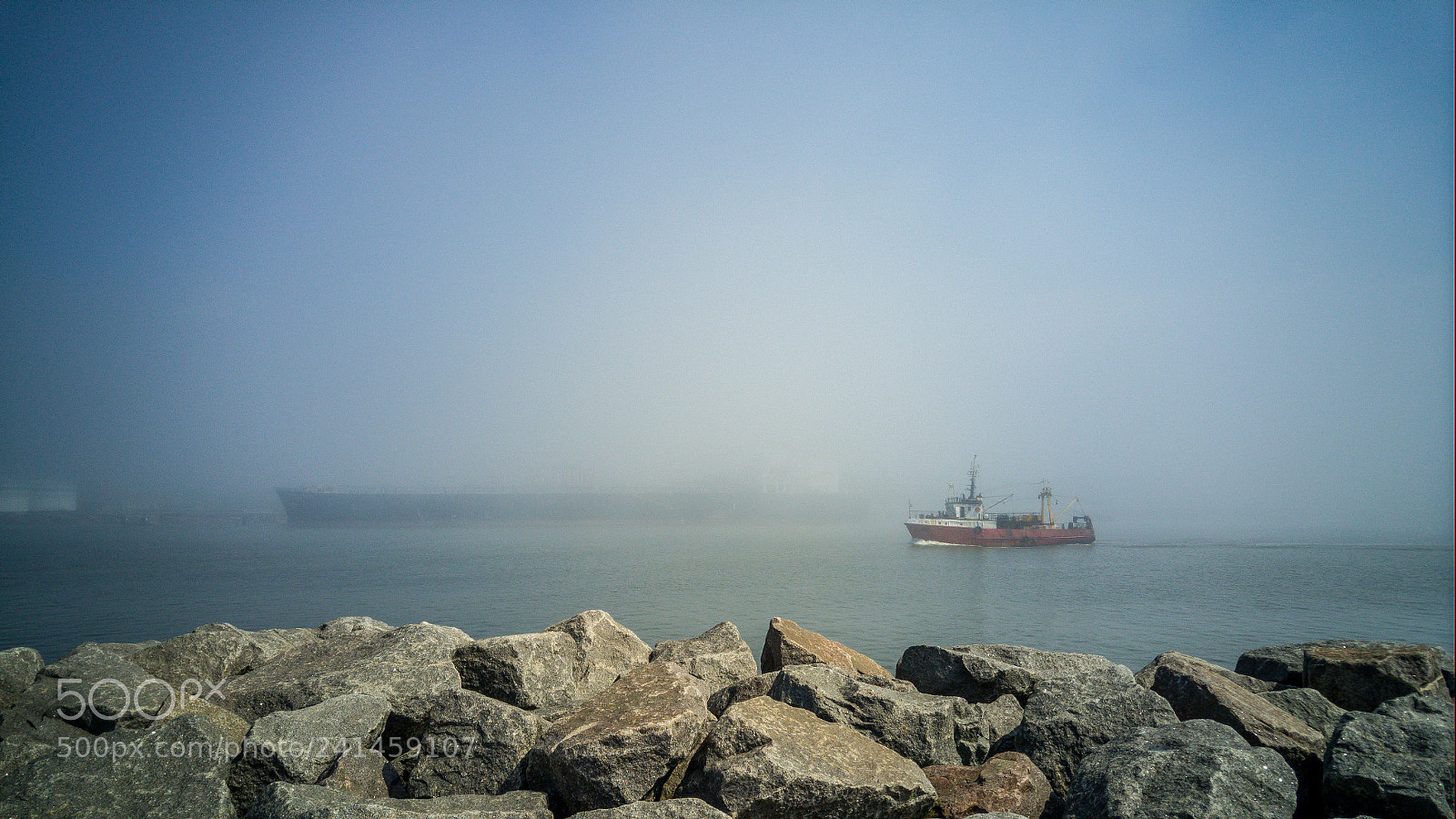 LG G4 sample photo. Harbor in fog photography