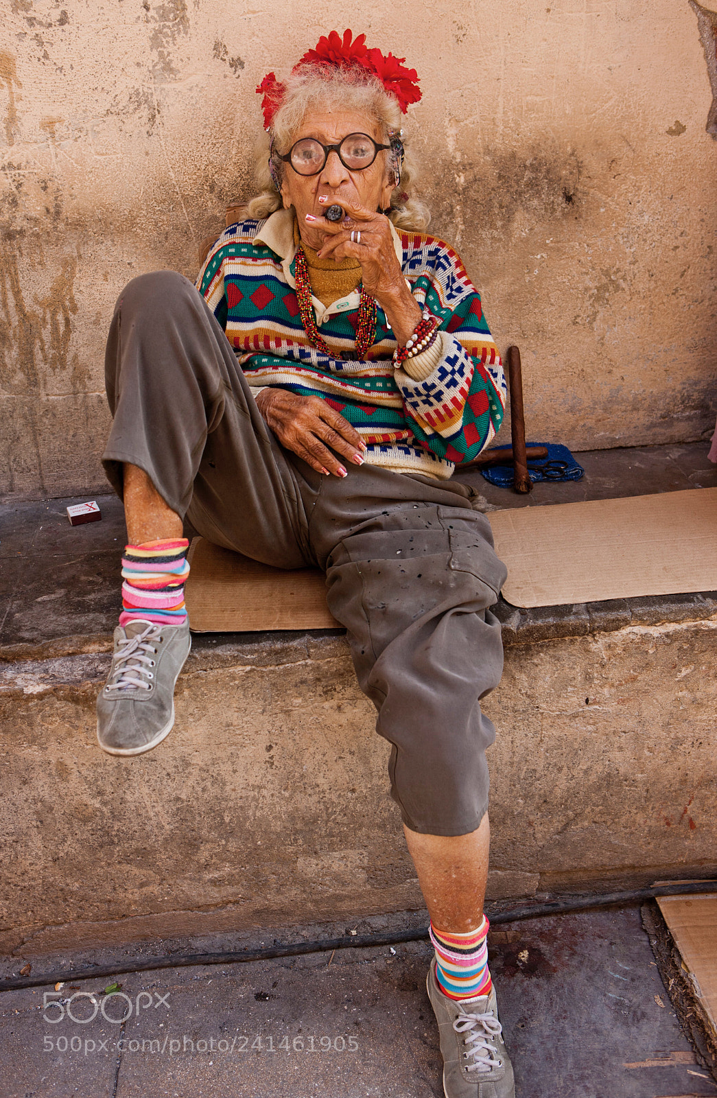 Canon EOS-1Ds Mark III sample photo. Woman smoking a cuban photography
