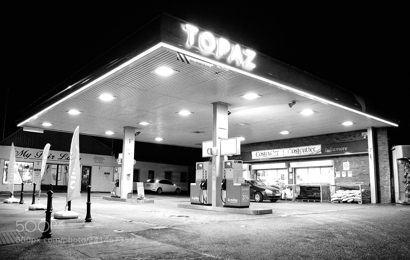 Fujifilm X10 sample photo. Gas station photography