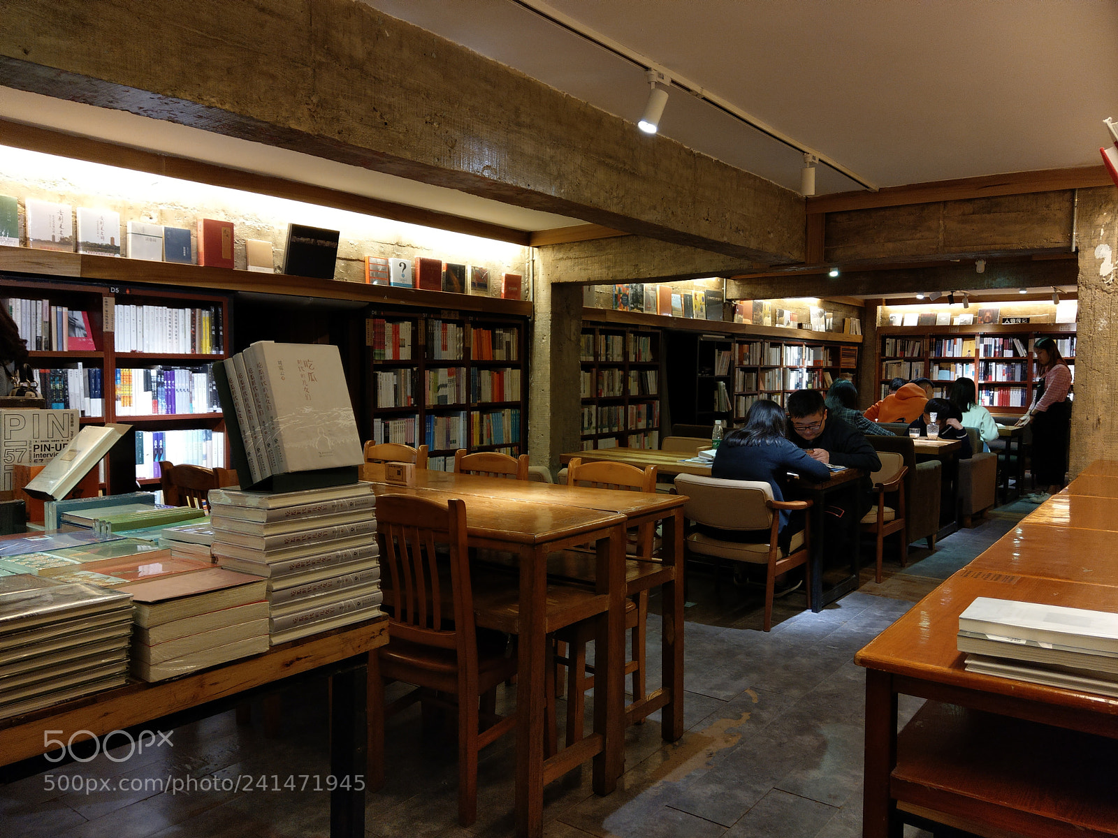 HTC U11 sample photo. Nonprofit bookshop photography