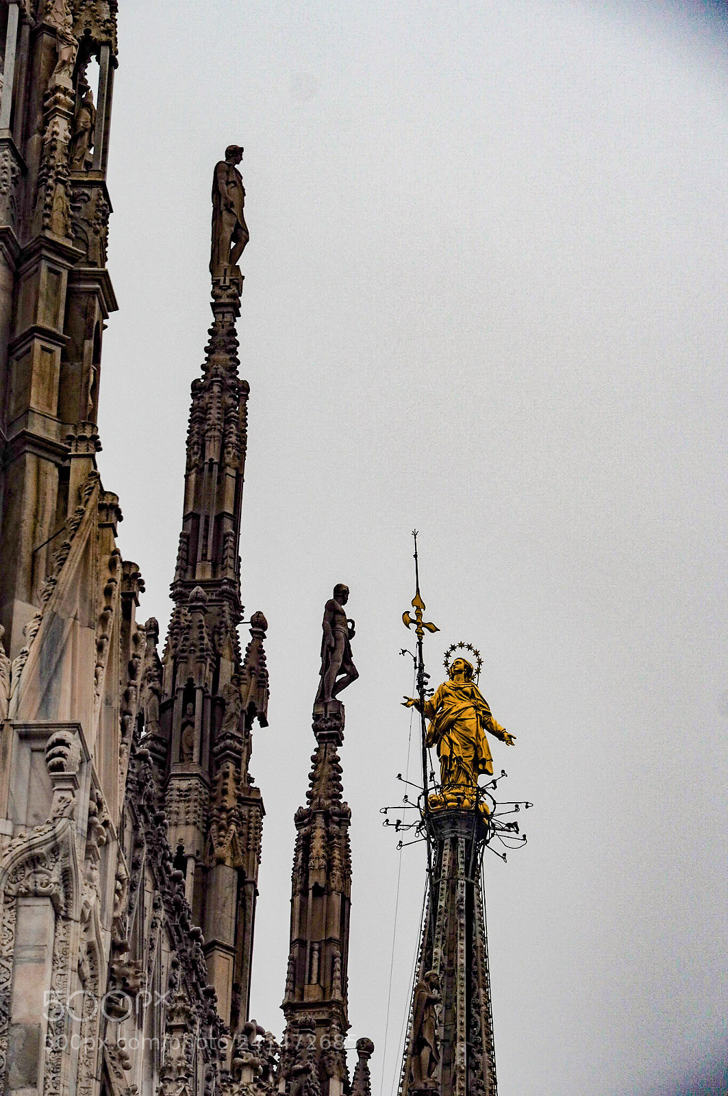 Olympus OM-D E-M10 II sample photo. Madonnina milano photography