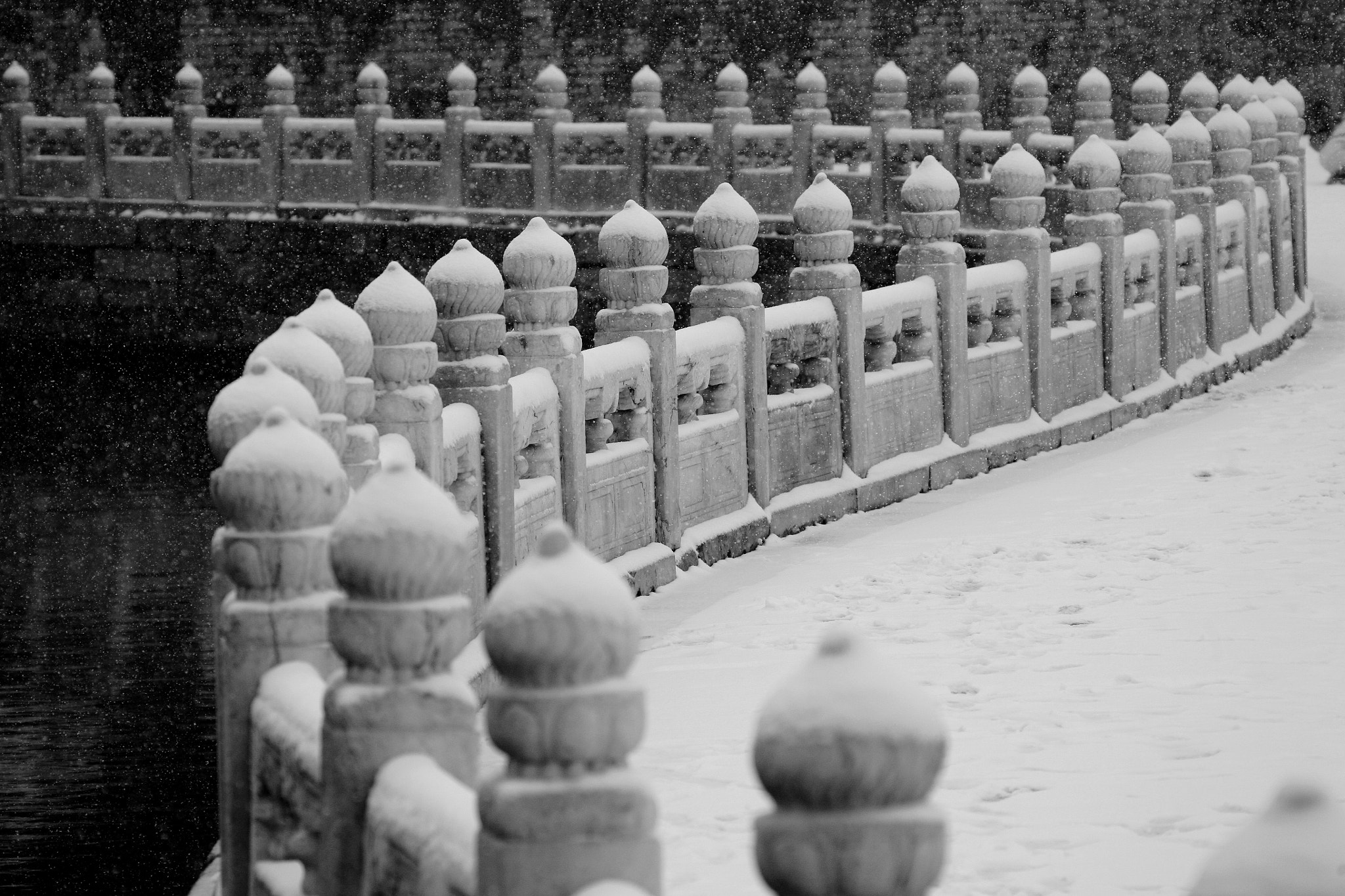 Canon EOS 5D + Canon EF 100-400mm F4.5-5.6L IS USM sample photo. Stone railings in the forbidden city photography