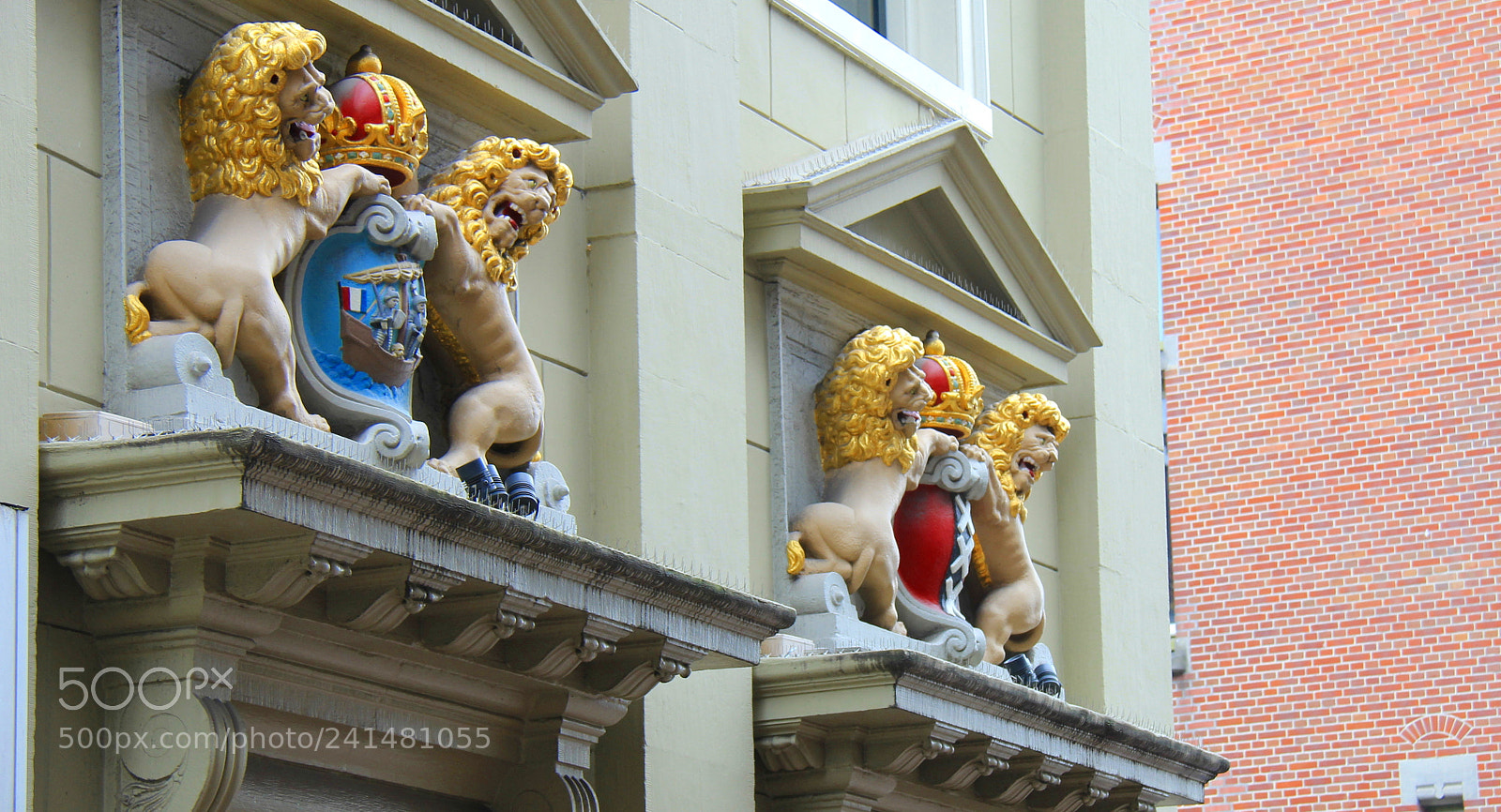 Canon EF-S 18-200mm F3.5-5.6 IS sample photo. Venetian lions coat arms photography