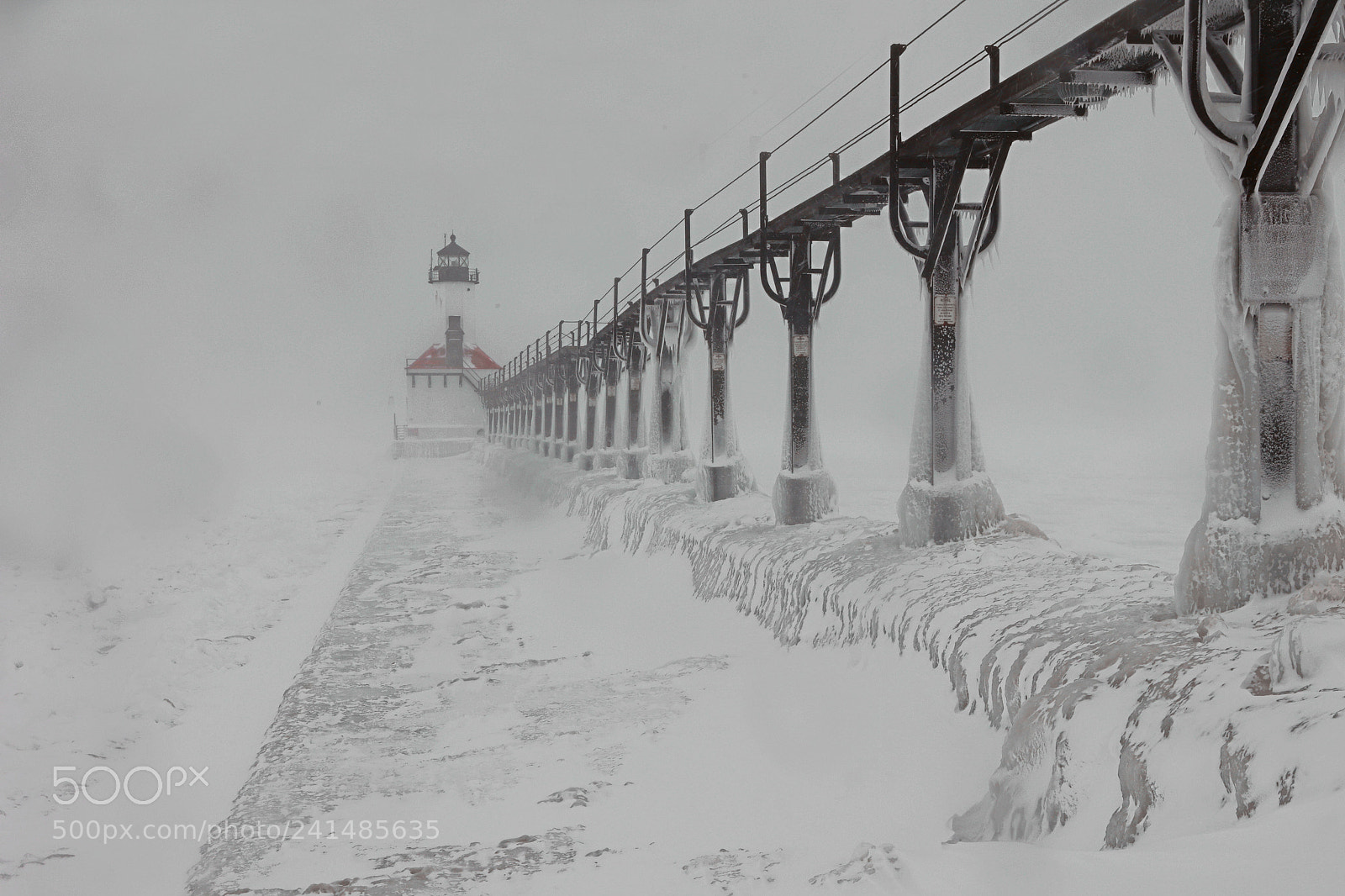Canon EOS 5DS R sample photo. Icy lighthouse photography