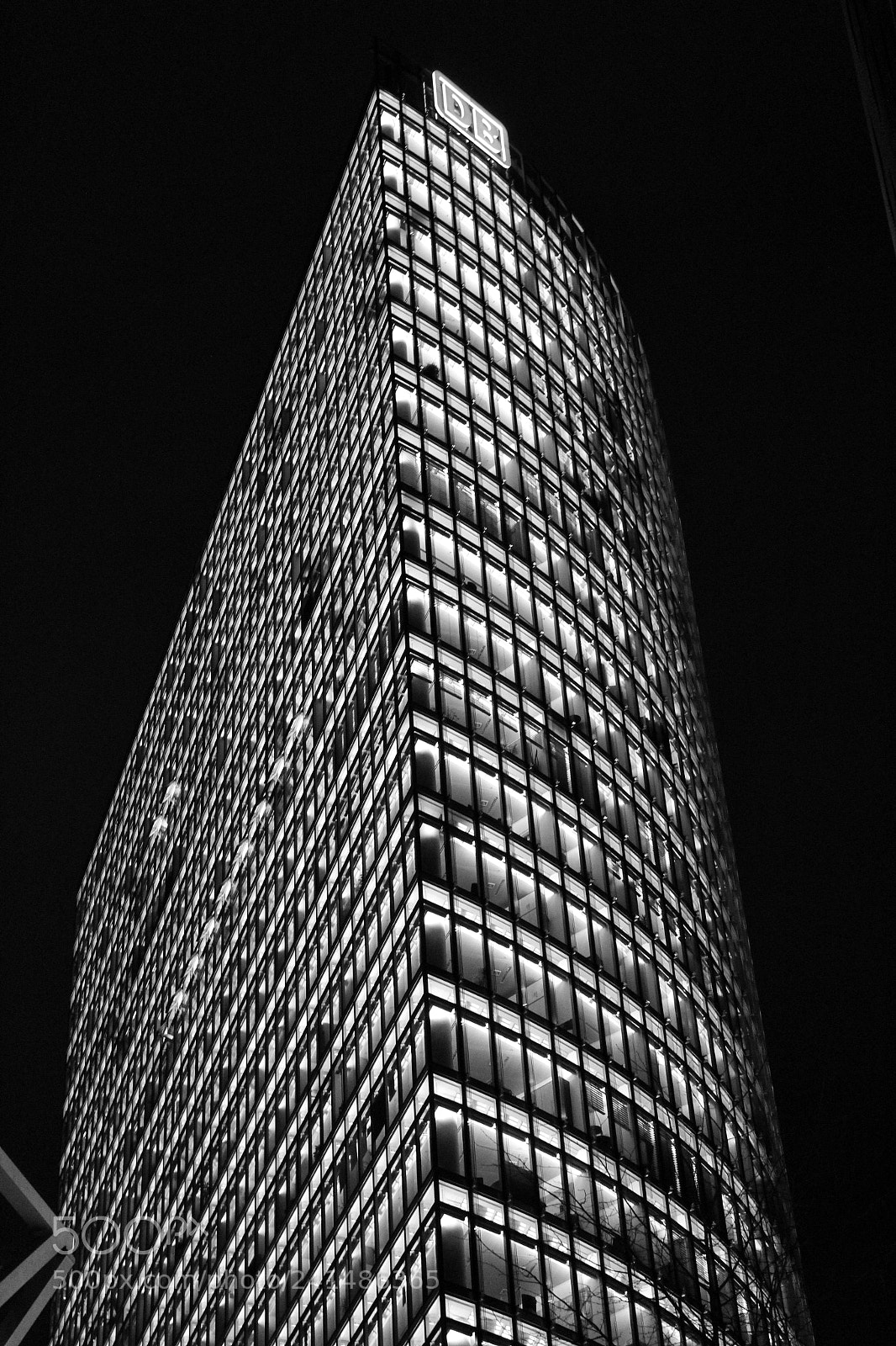 Canon EOS 1300D (EOS Rebel T6 / EOS Kiss X80) sample photo. Night architecture photography