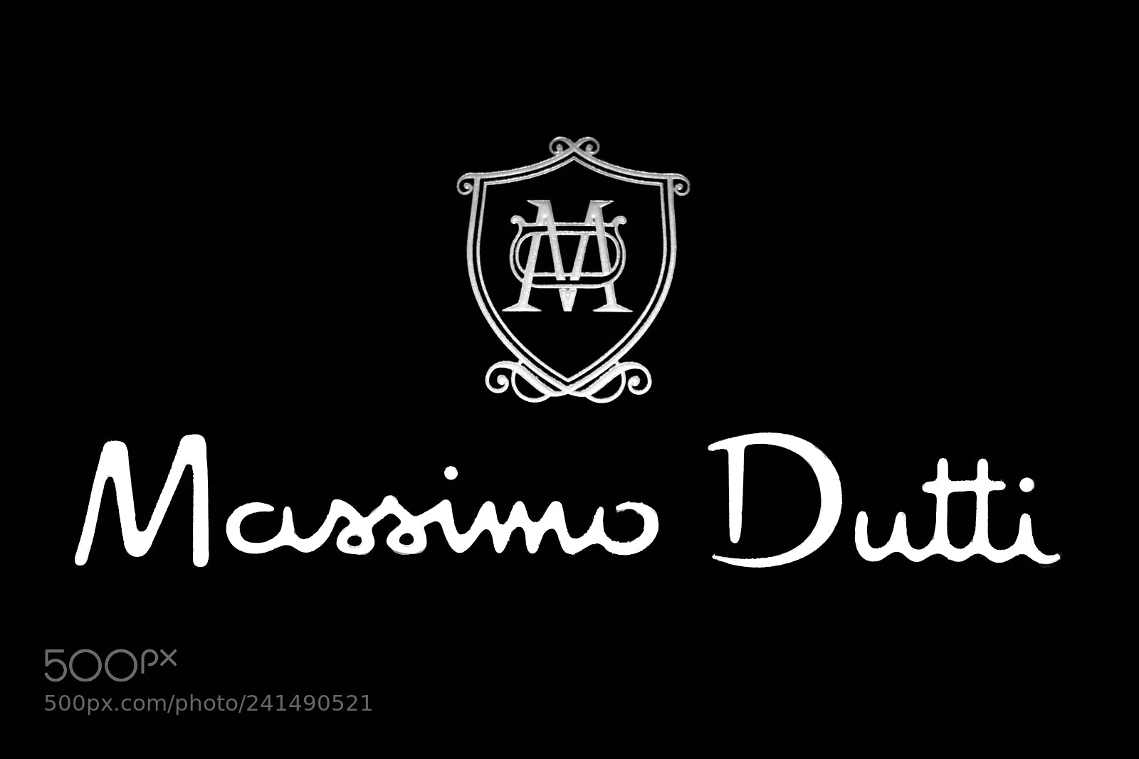 Canon EOS 750D (EOS Rebel T6i / EOS Kiss X8i) sample photo. Massimo dutti b&w photography