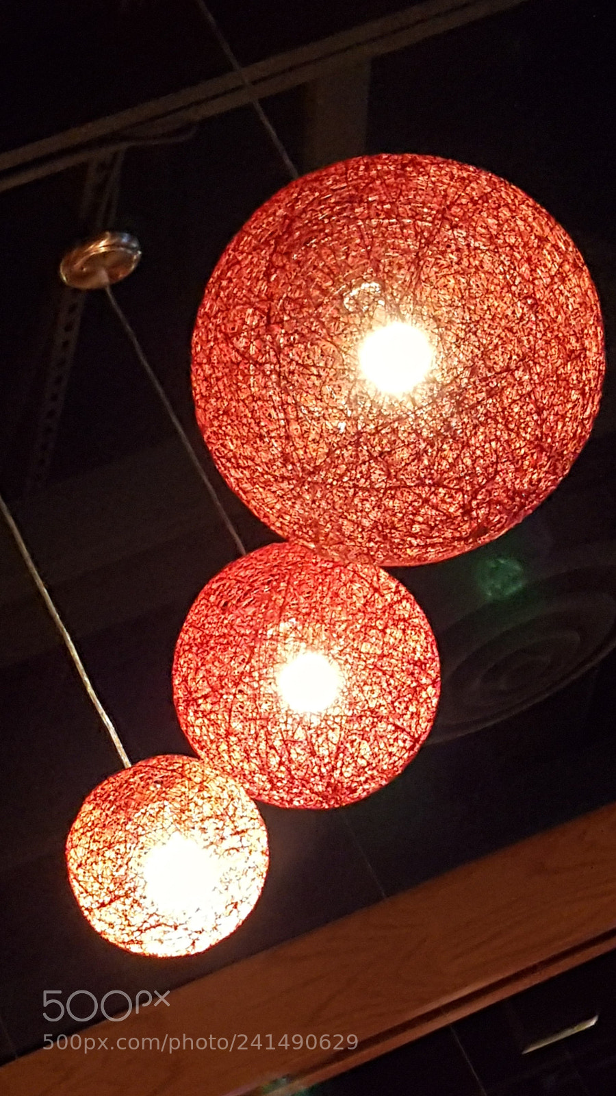 Samsung Galaxy Note5 sample photo. Red globular lights photography
