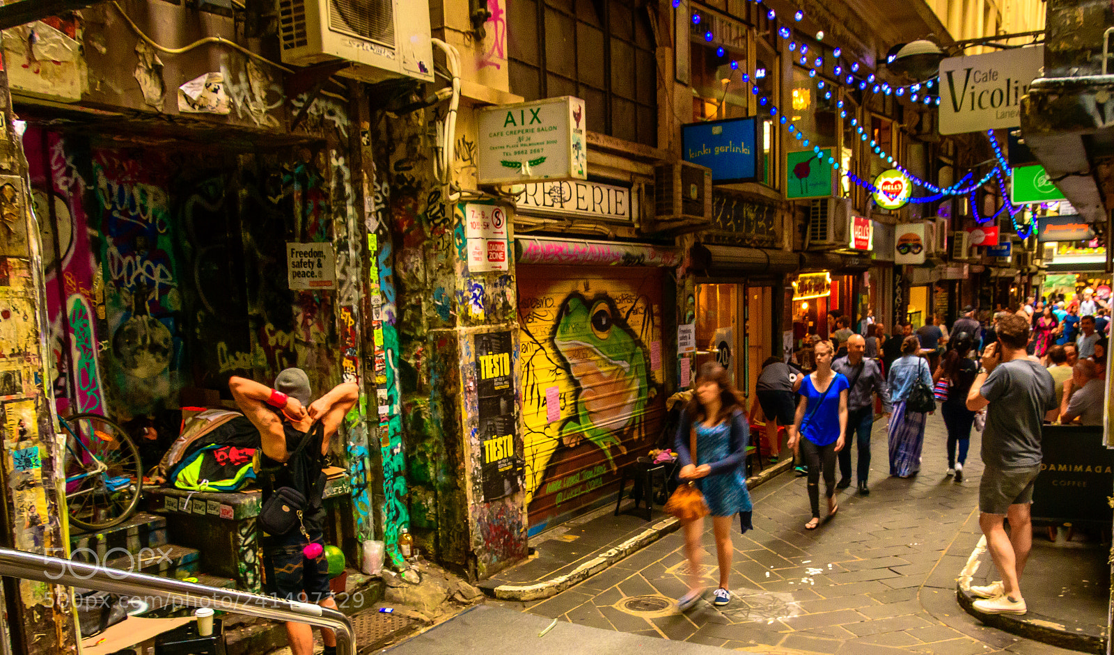 Nikon D7500 sample photo. Shoppers and street art photography