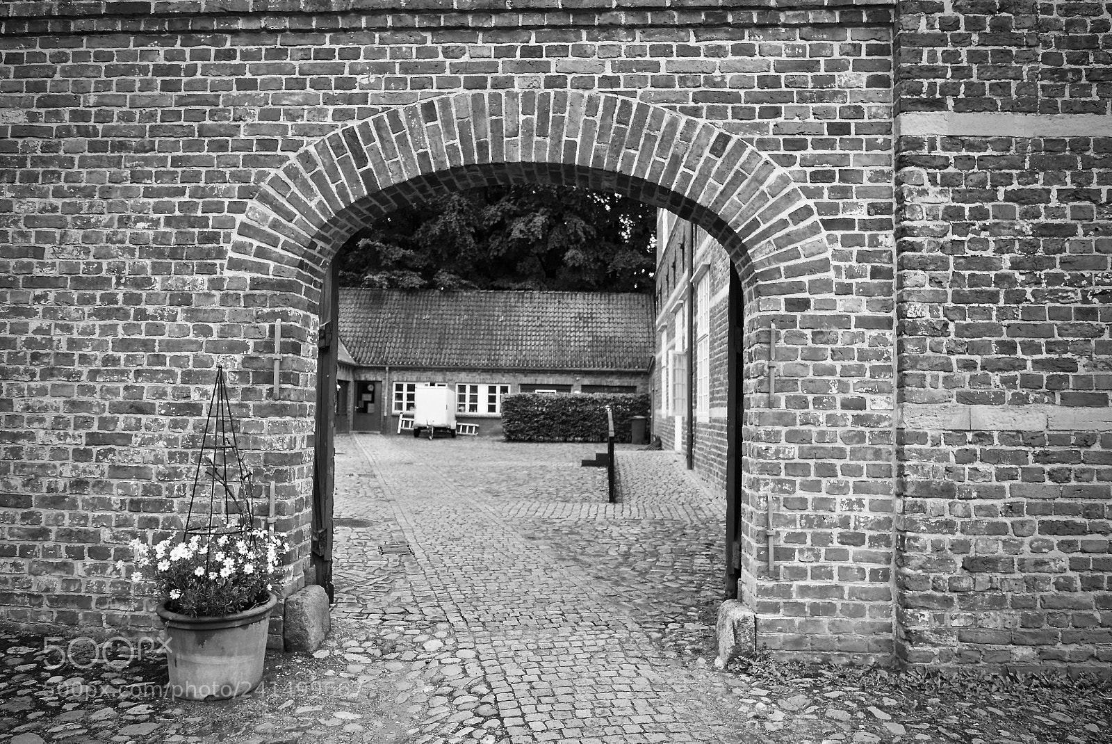 Leica D-Lux (Typ 109) sample photo. Small countryard photography