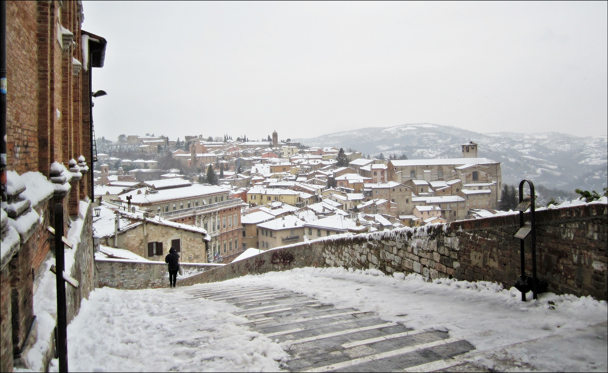 Canon PowerShot ELPH 100 HS (IXUS 115 HS / IXY 210F) sample photo. Perugia - porta sole photography