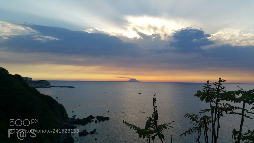Samsung Galaxy Note4 sample photo. Stromboli sunset photography