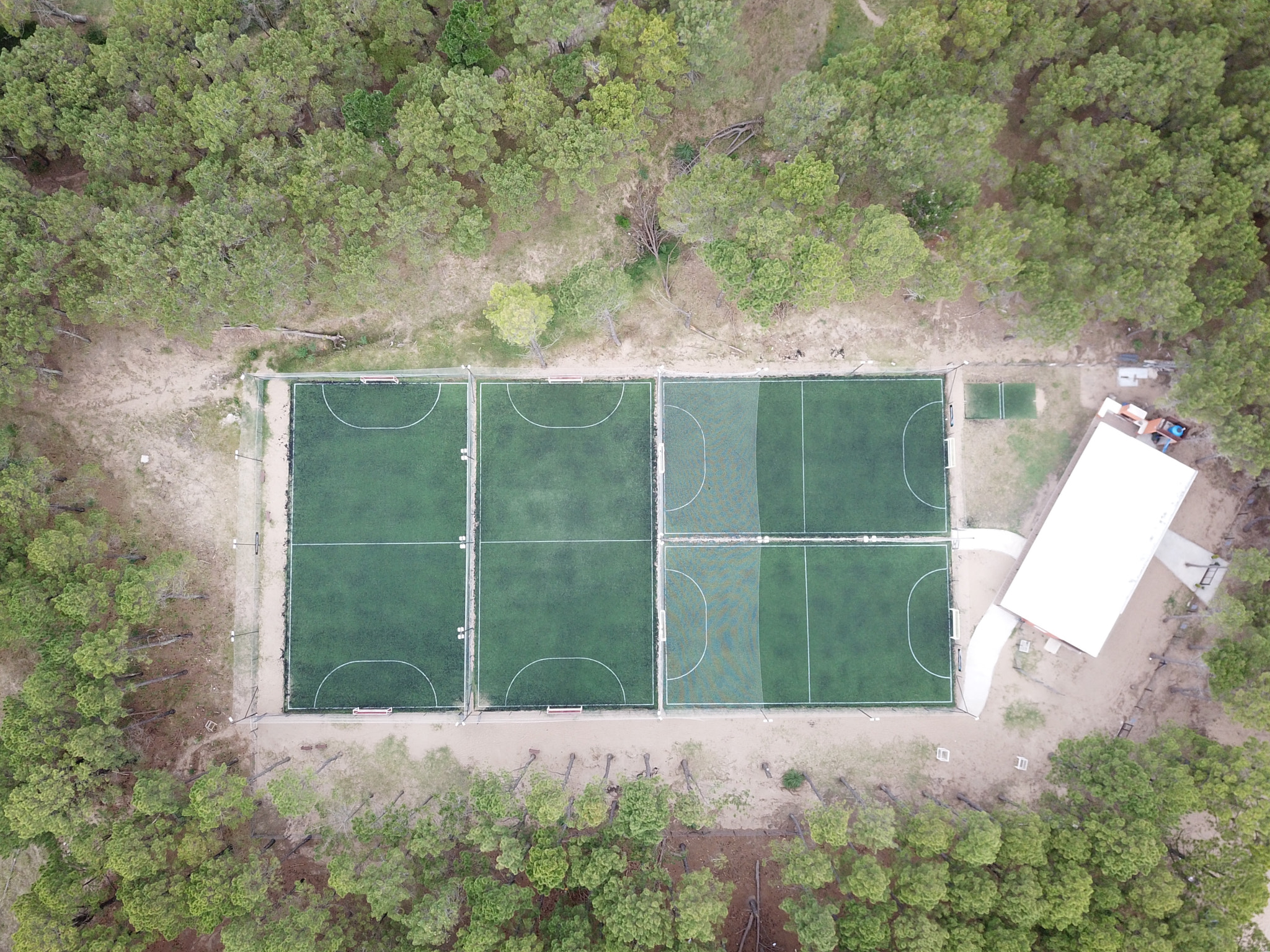 Cancha de fútbol 5 en el bosque de Pinamar.