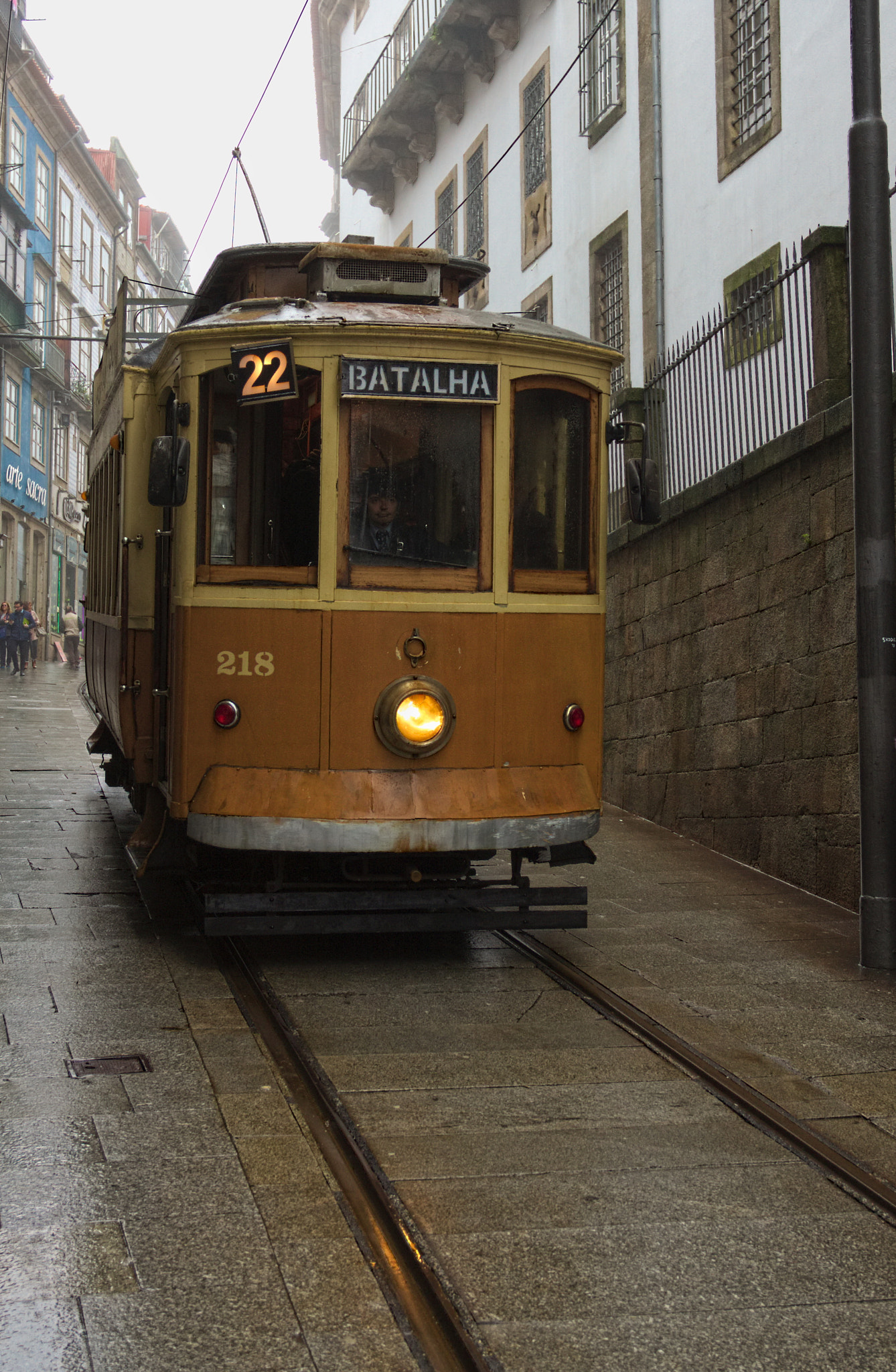 Canon EOS 50D + Sigma 17-70mm F2.8-4 DC Macro OS HSM sample photo. El tram de oporto photography