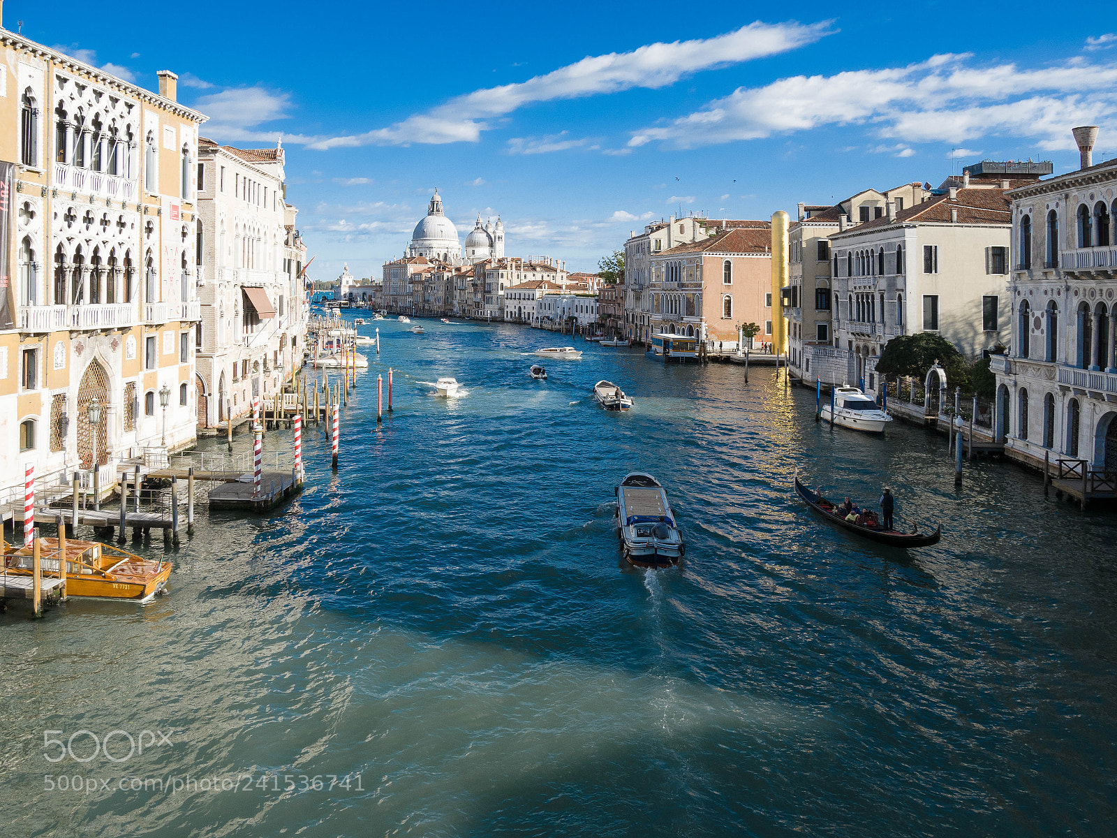 Olympus OM-D E-M1 Mark II sample photo. Oktobertag in venedig photography