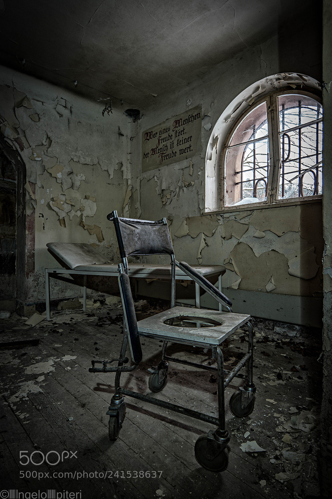 Samsung NX1 sample photo. Throne photography