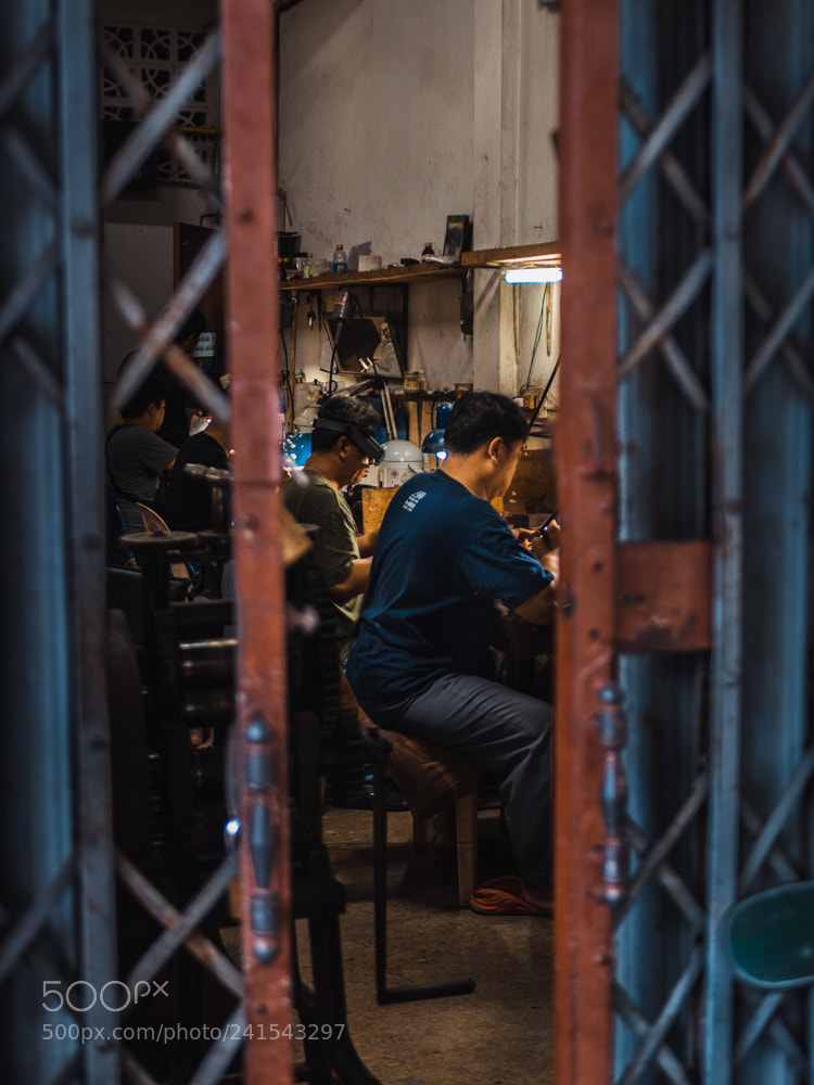Olympus OM-D E-M5 II sample photo. Worker in chiang mai photography