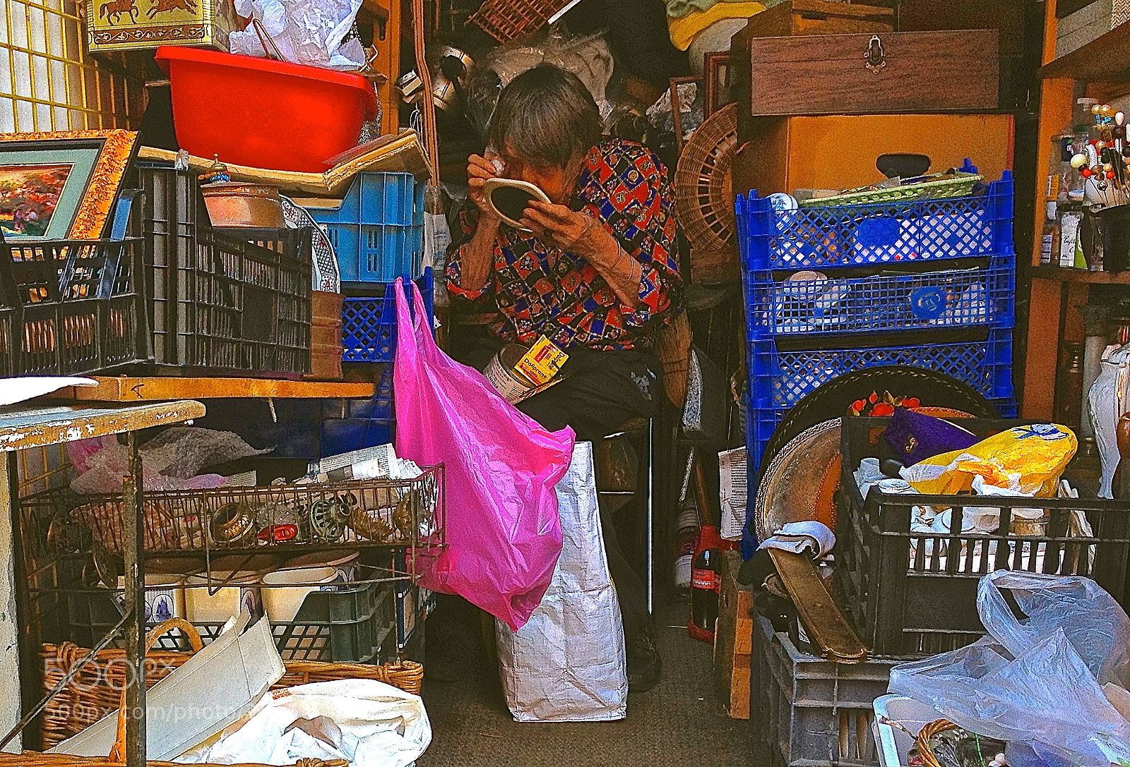 Apple iPhone 4S sample photo. Hoarder of paris photography