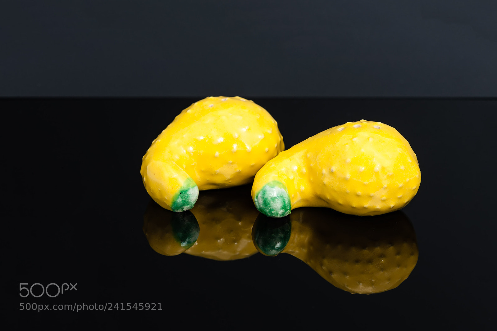 Canon EOS-1Ds Mark III sample photo. Ceramic gourd shaped salt photography