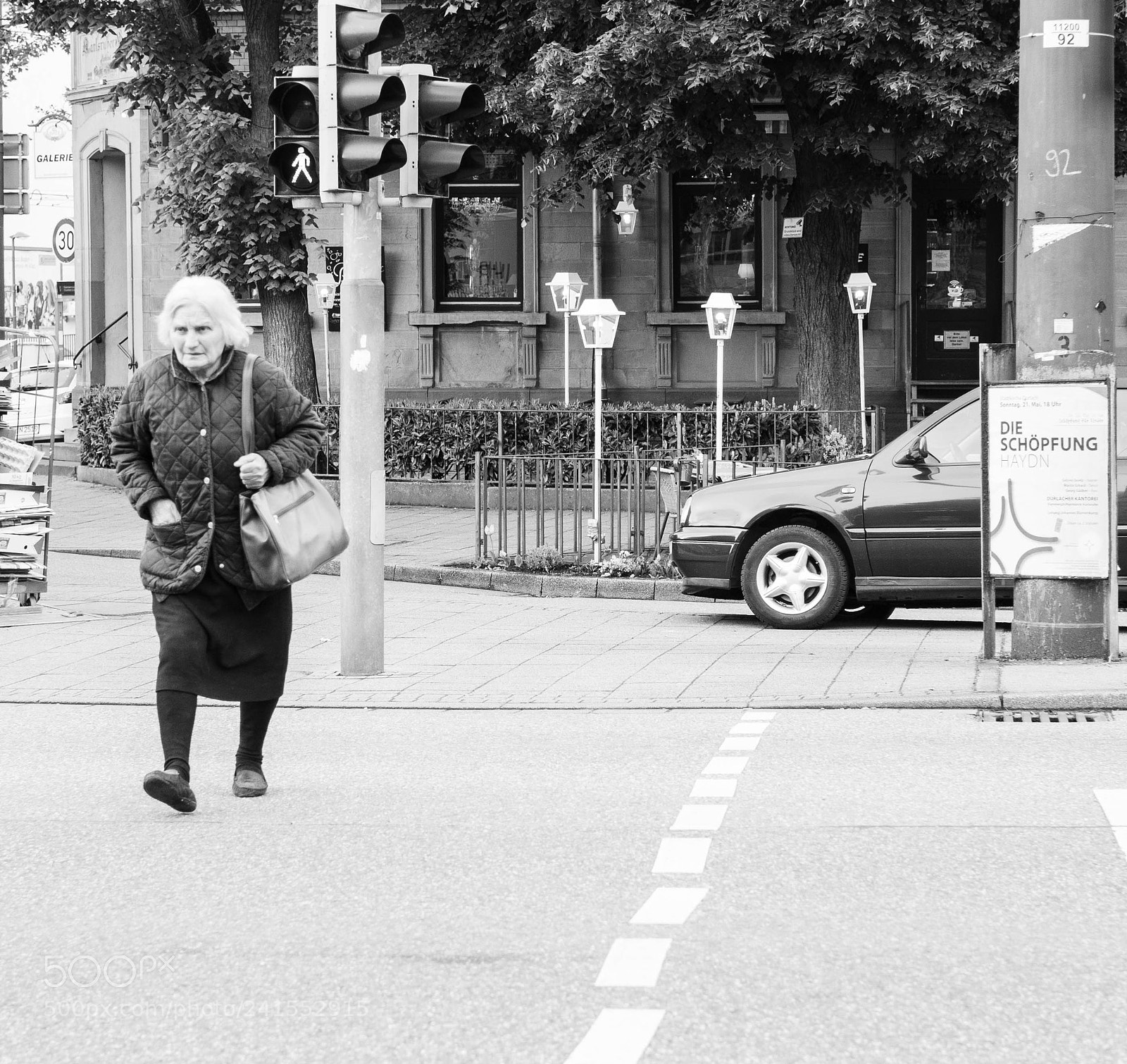 Olympus OM-D E-M10 II sample photo. Traffic light green photography