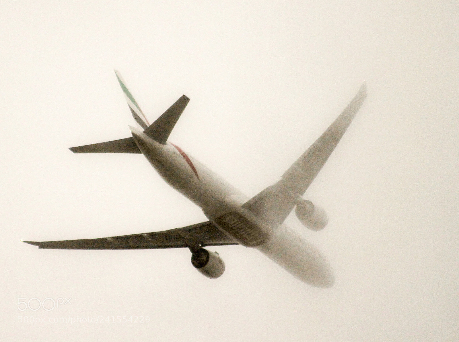 Canon EOS 1100D (EOS Rebel T3 / EOS Kiss X50) sample photo. Emirates boeing 777 disappearing photography