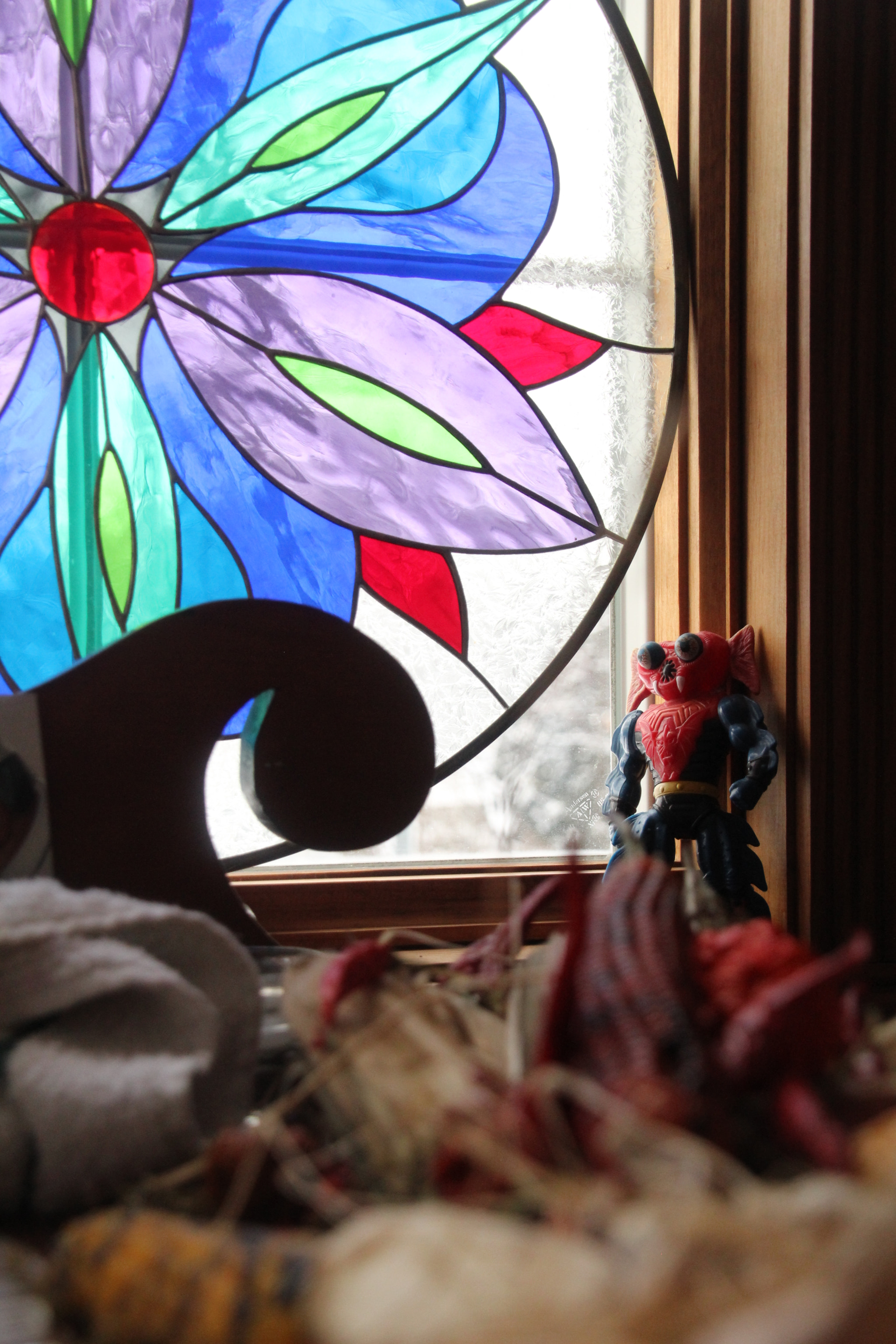 Canon EOS 1200D (EOS Rebel T5 / EOS Kiss X70 / EOS Hi) sample photo. Colorful window decorations. 多彩的窗口裝飾。 カラフルな窓装飾。 photography
