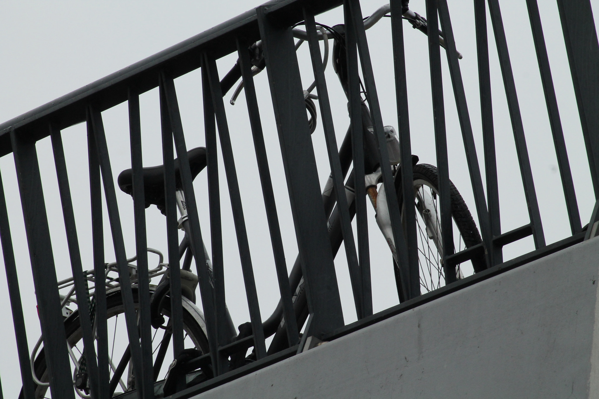 Canon EOS 1100D (EOS Rebel T3 / EOS Kiss X50) sample photo. Eenzame fiets op de fietsbrug bij nijmegen photography