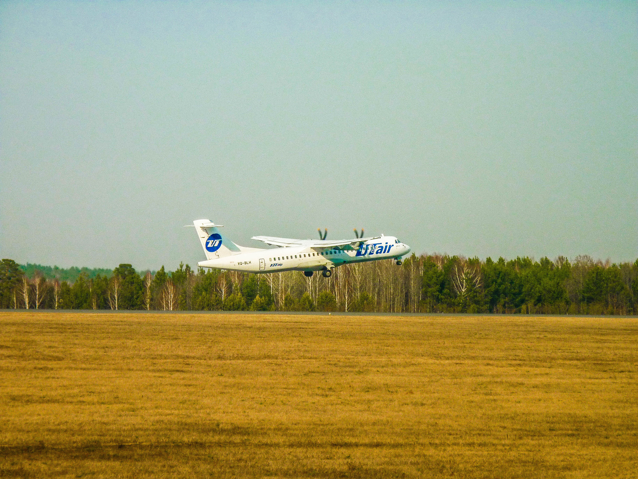 Panasonic DMC-FS42 sample photo. Atr-72 utair photography