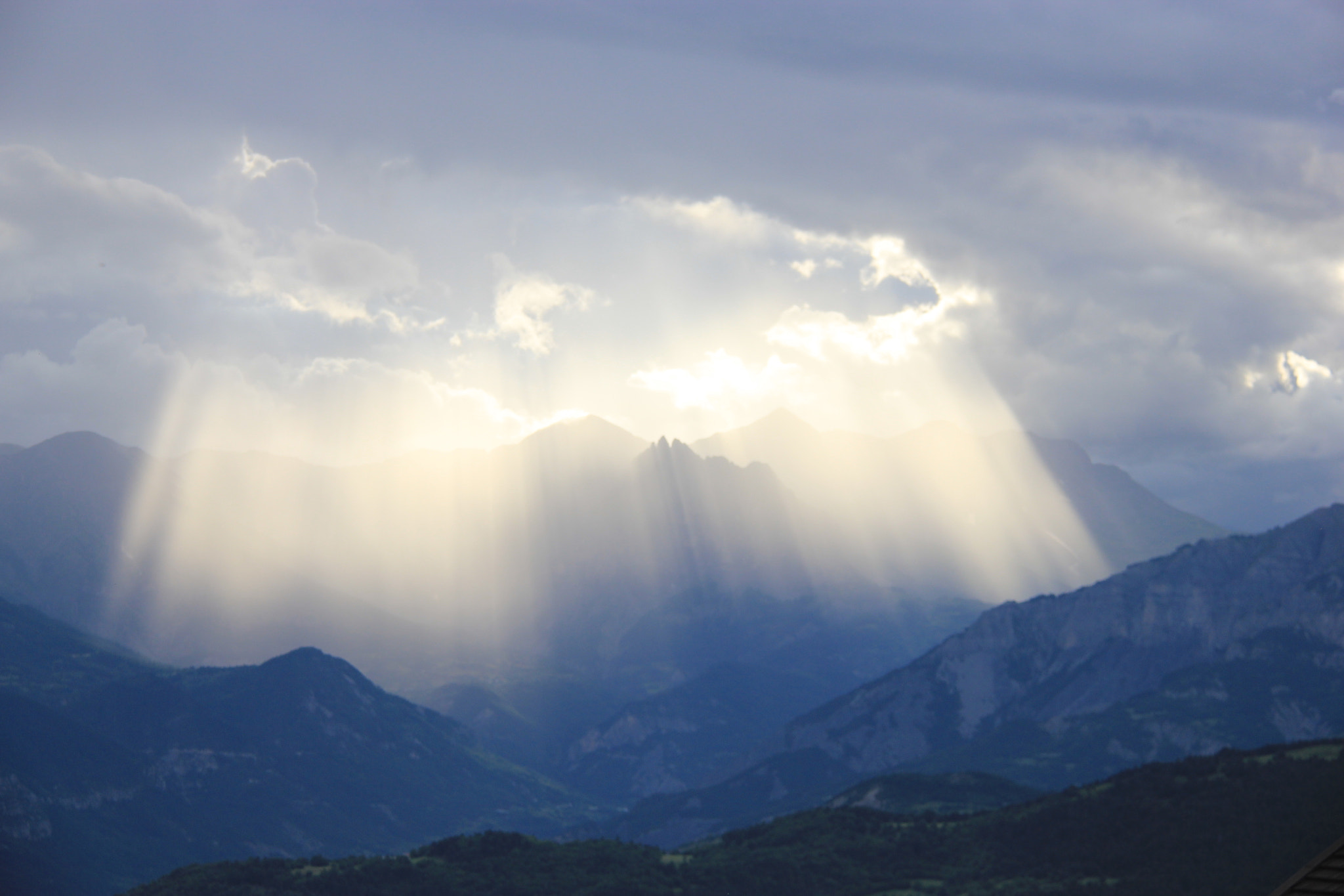 Canon EF-S 18-200mm F3.5-5.6 IS sample photo. Orage sur les aiguilles de pelens photography