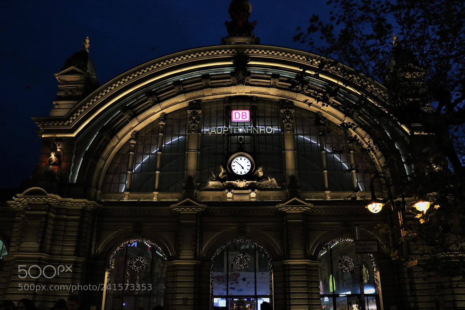 Canon EOS 750D (EOS Rebel T6i / EOS Kiss X8i) sample photo. Frankfurt mainstation at night photography