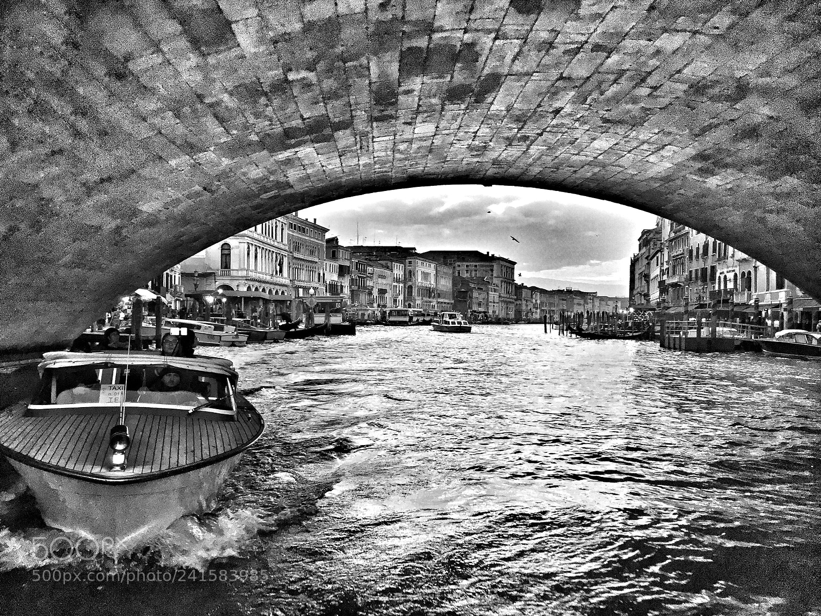 Apple iPhone 6 sample photo. Venice under the rialto photography