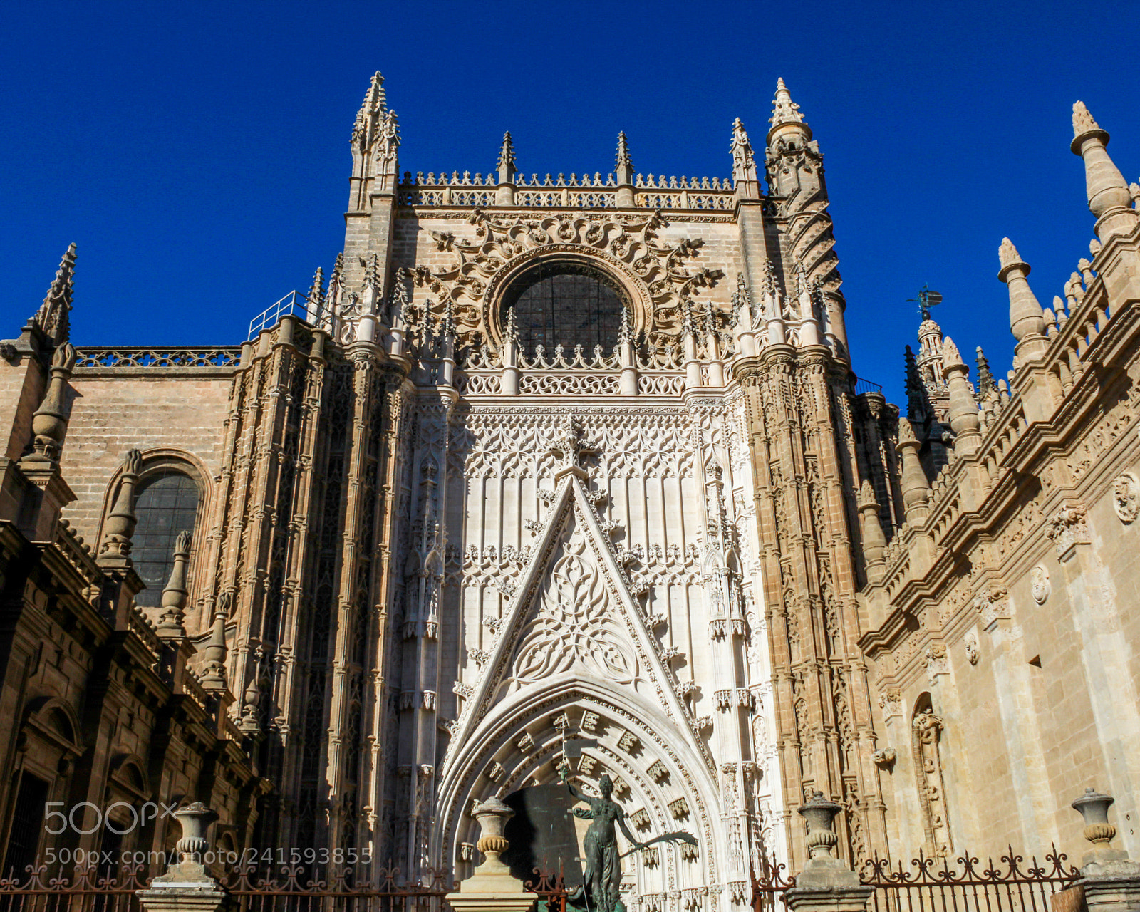 Canon EOS 1300D (EOS Rebel T6 / EOS Kiss X80) sample photo. Seville cathedral photography