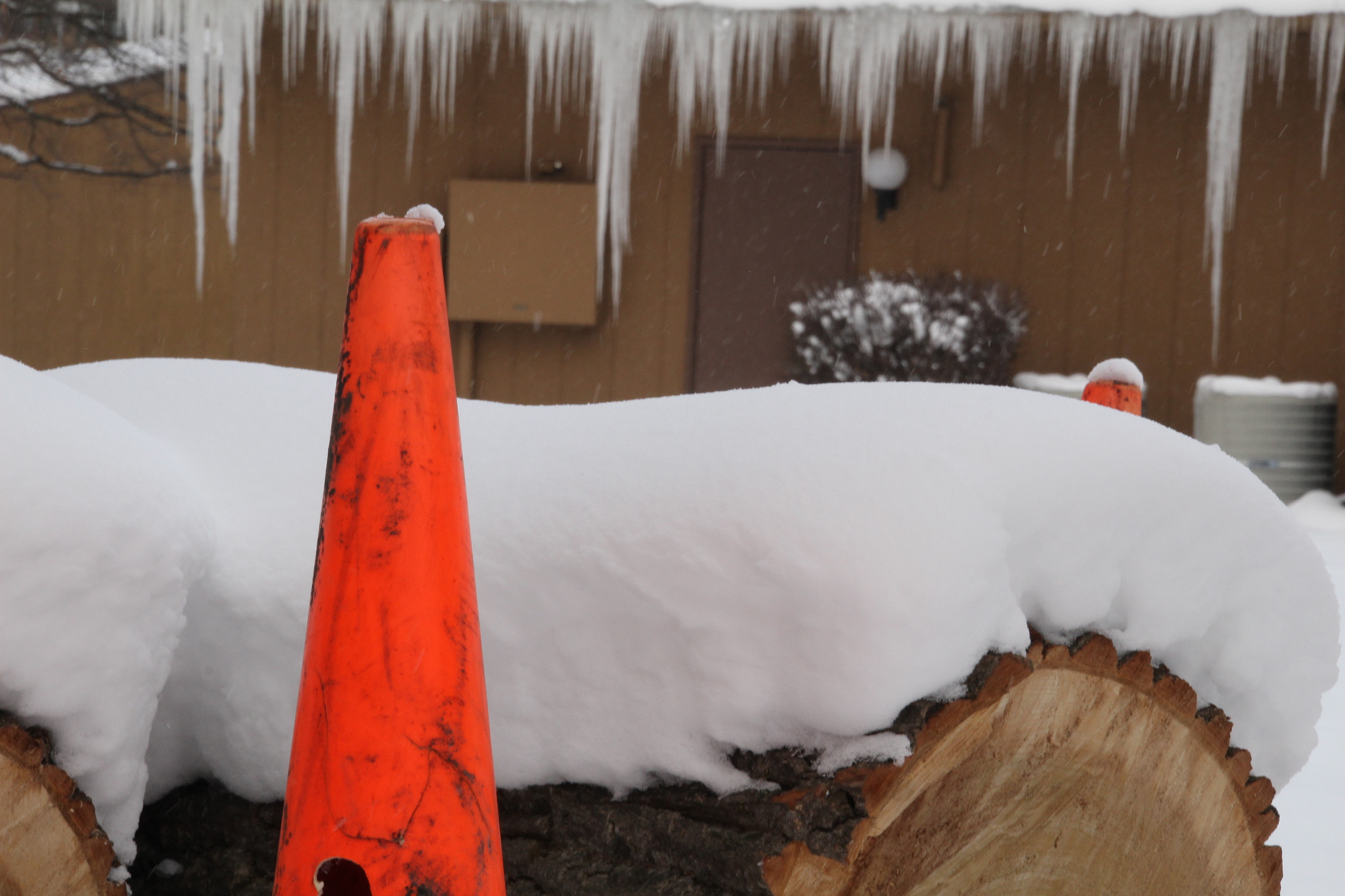 Canon EOS 1200D (EOS Rebel T5 / EOS Kiss X70 / EOS Hi) sample photo. Construction cone and icicles. 建設錐和冰柱。 建設コーンとつらら。 photography