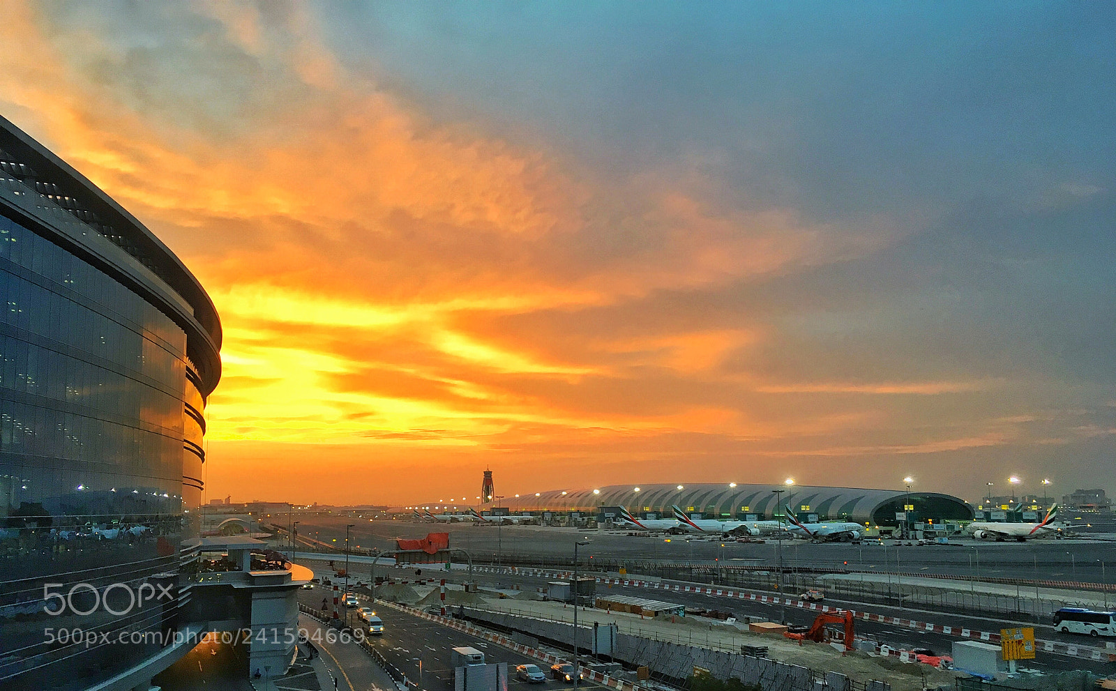 Apple iPhone SE sample photo. Sunset at dubai airport photography