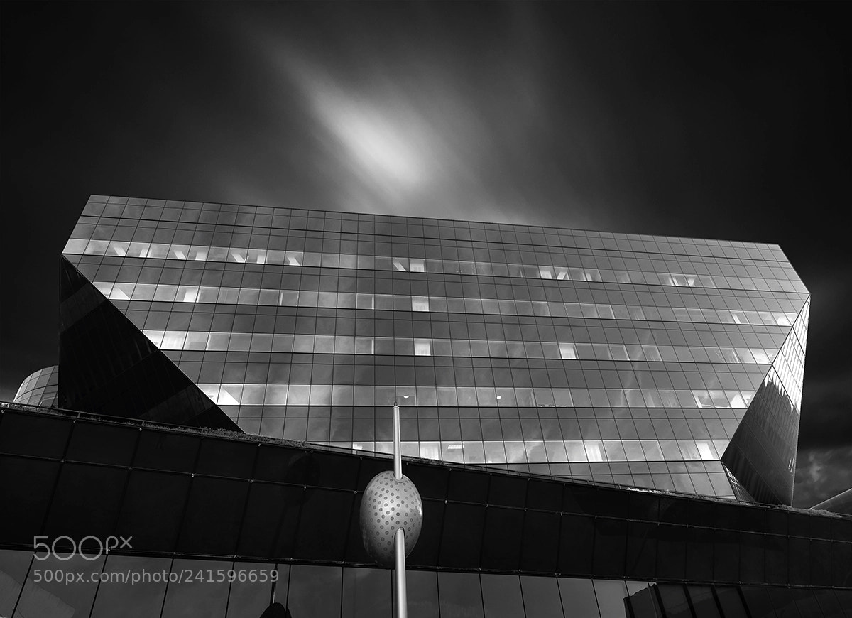 Fujifilm X-T1 sample photo. In the middle web photography