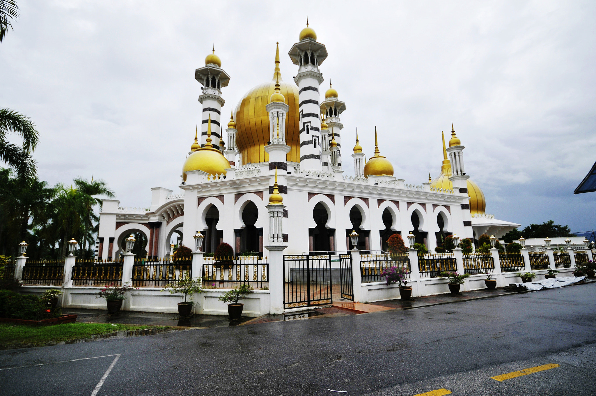 Nikon D300 + Sigma 10-20mm F4-5.6 EX DC HSM sample photo. Ubudiah royal mosque photography