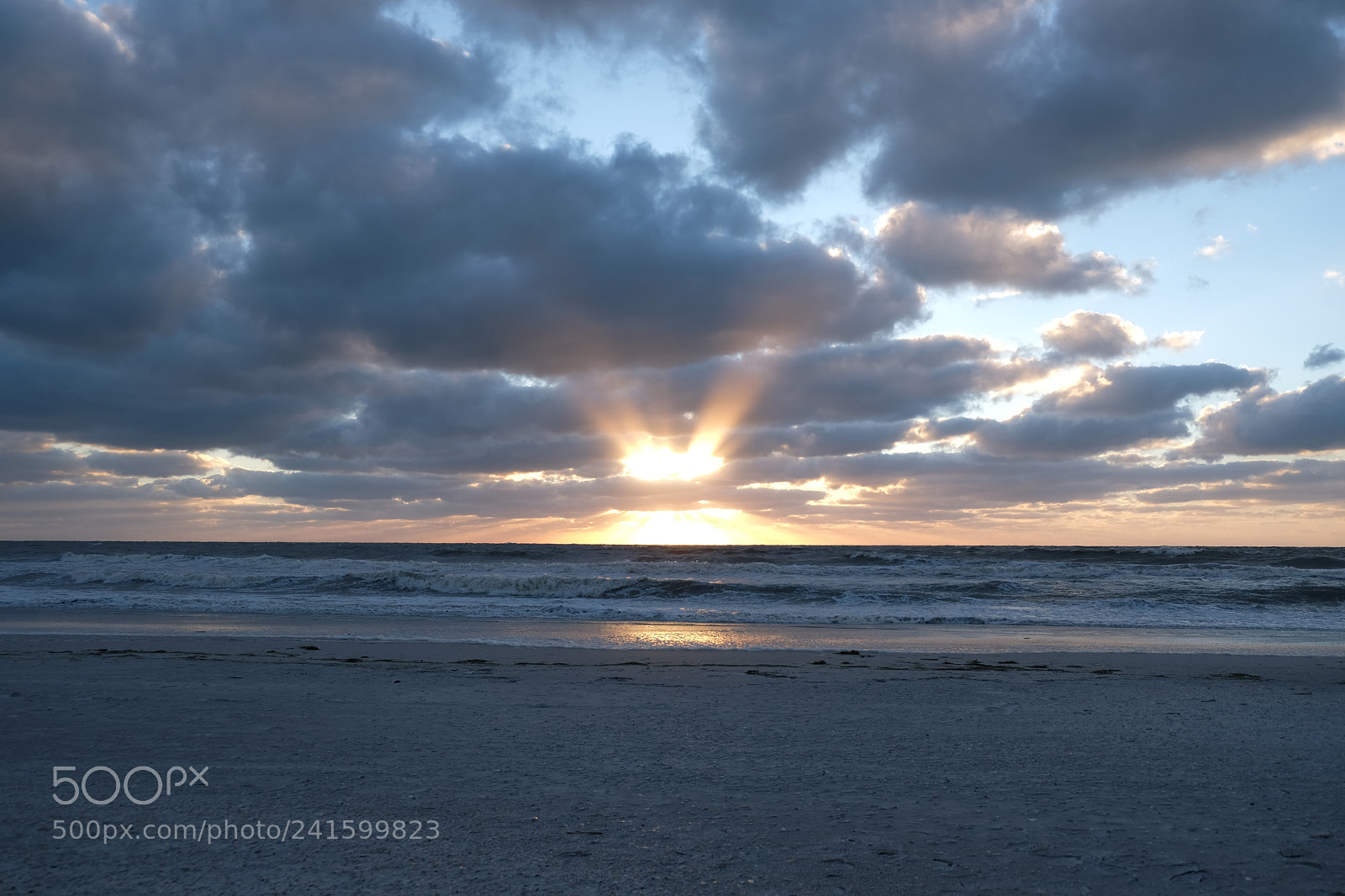 Fujifilm X-E3 sample photo. Sunset through the clouds photography