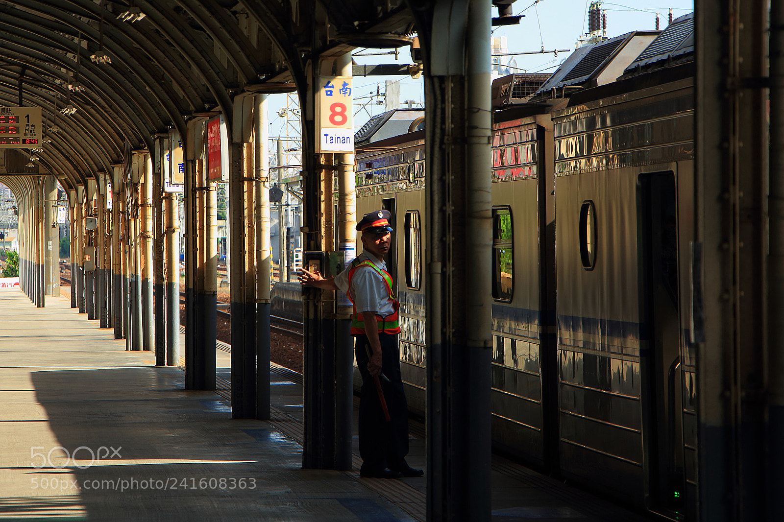 Canon EOS 650D (EOS Rebel T4i / EOS Kiss X6i) sample photo. #commuters photography