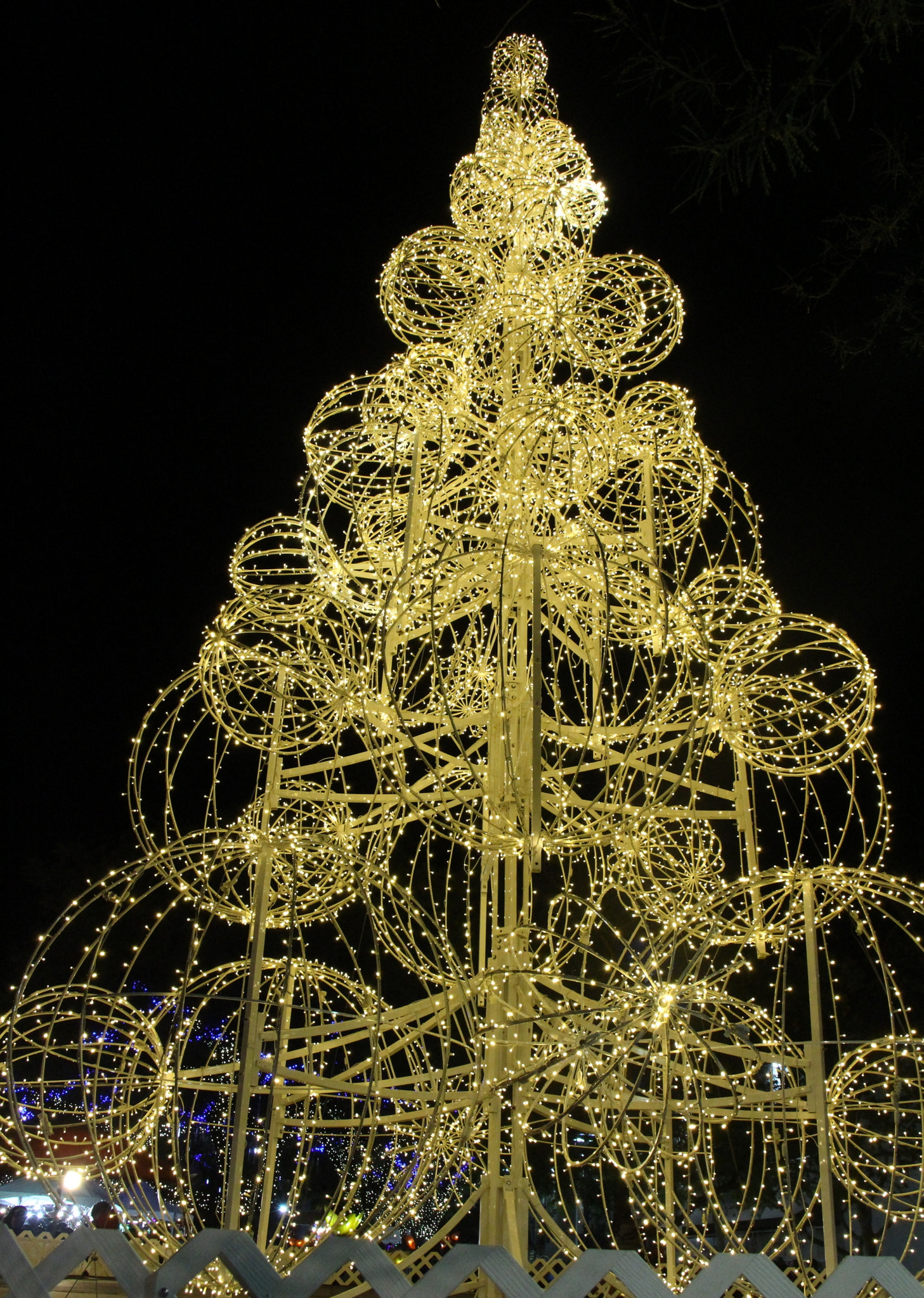 Canon EOS 700D (EOS Rebel T5i / EOS Kiss X7i) sample photo. Riverside pedestrian mall tree photography