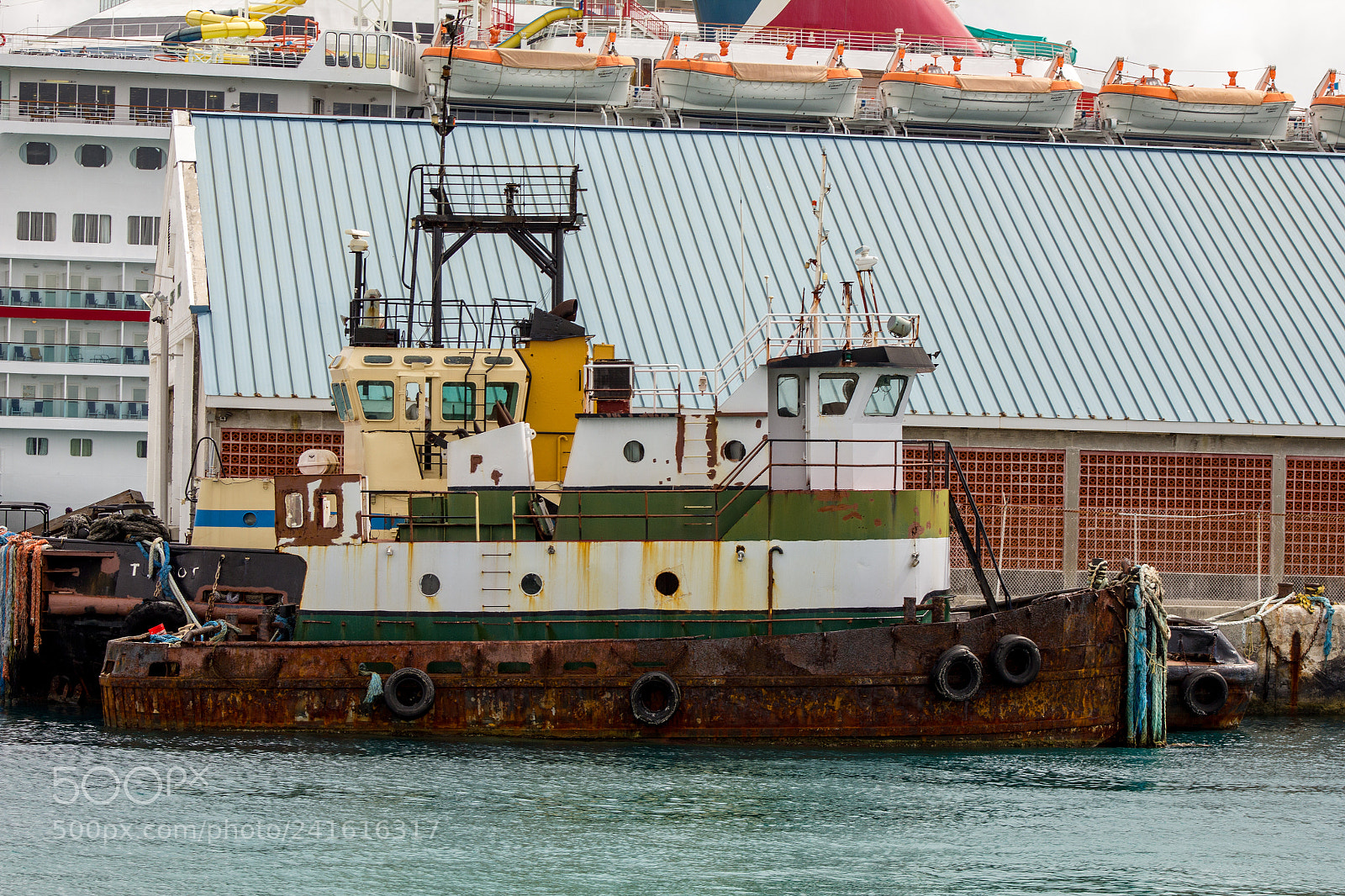 Canon EOS 550D (EOS Rebel T2i / EOS Kiss X4) sample photo. Old tug boat photography