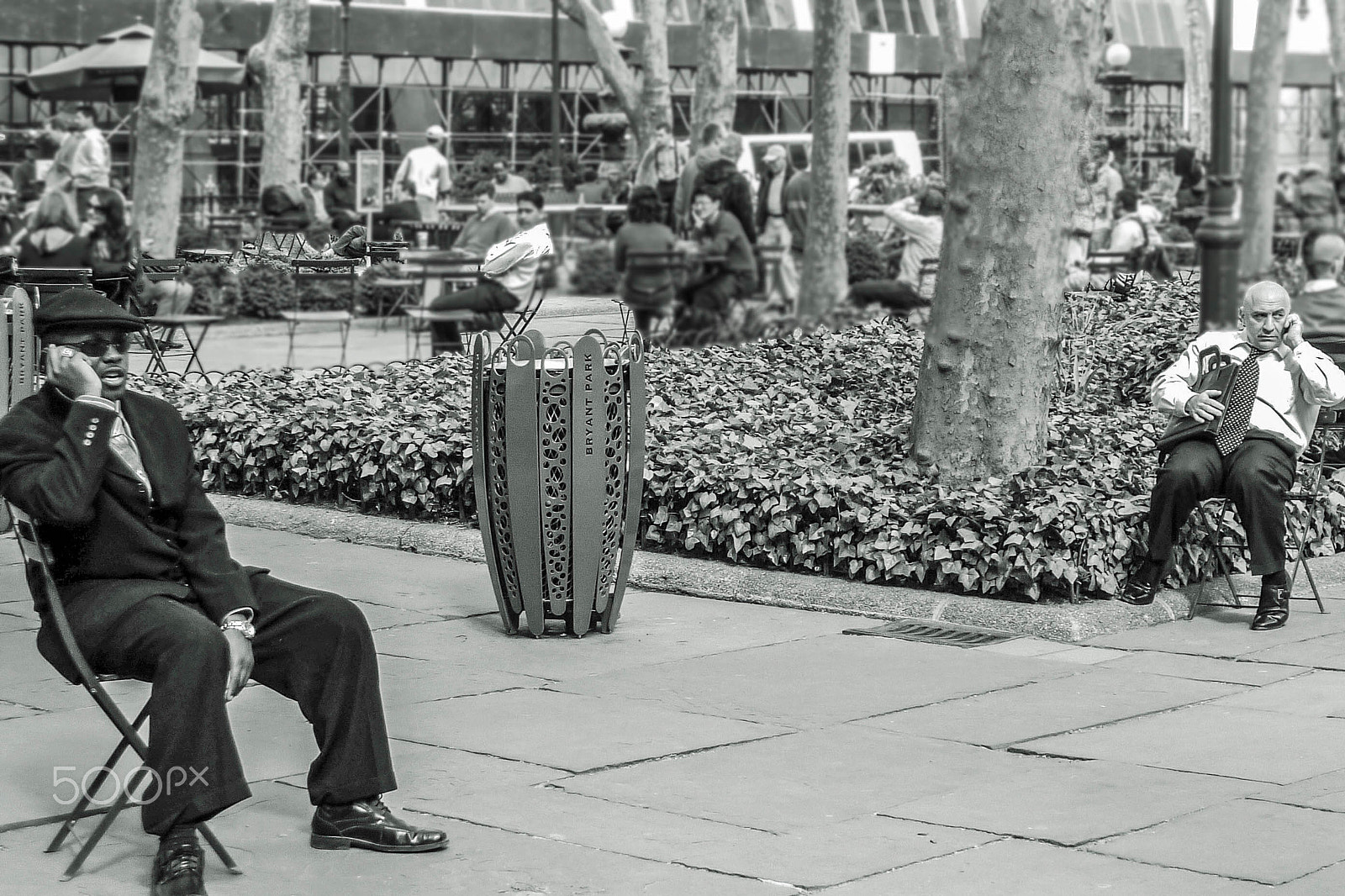 Leica D-LUX 4 sample photo. Chat in bryant park photography