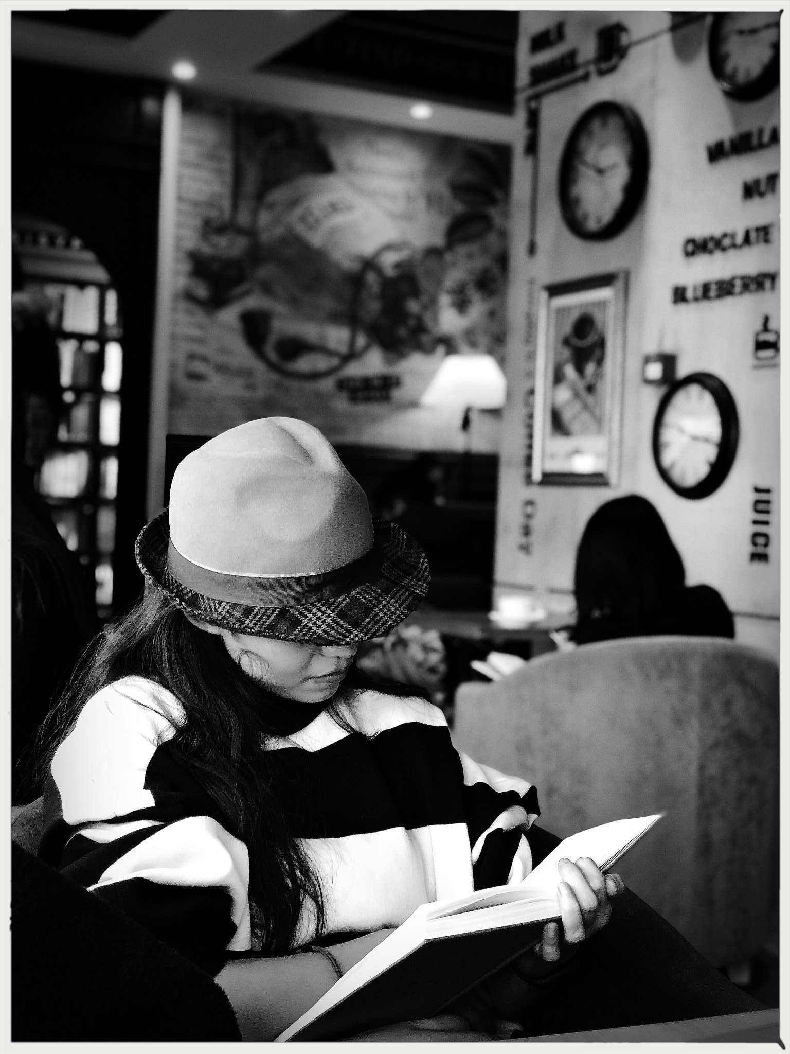 Hipstamatic 339 sample photo. The reader photography