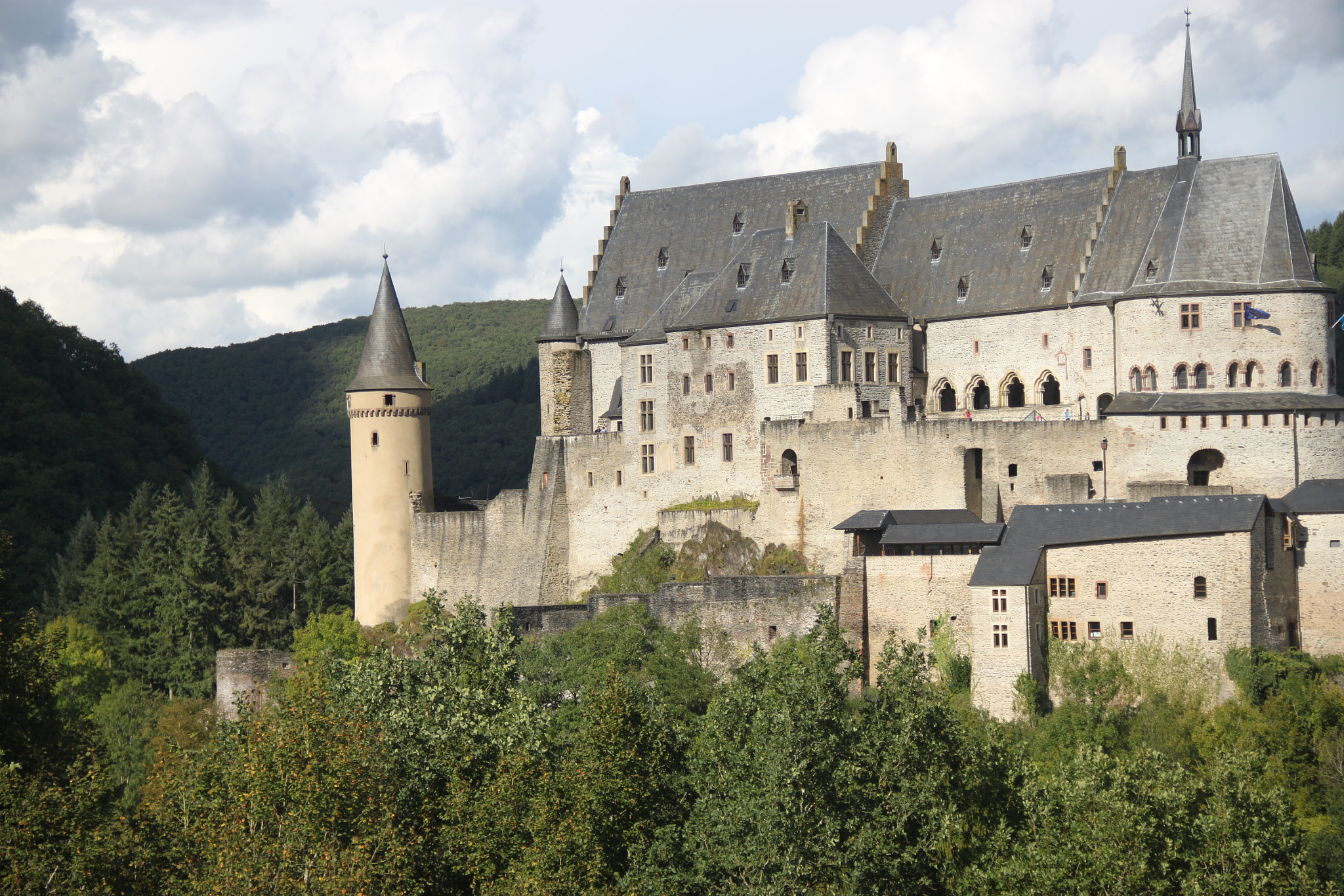 Canon EF-S 18-135mm F3.5-5.6 IS sample photo. Vianden castle photography