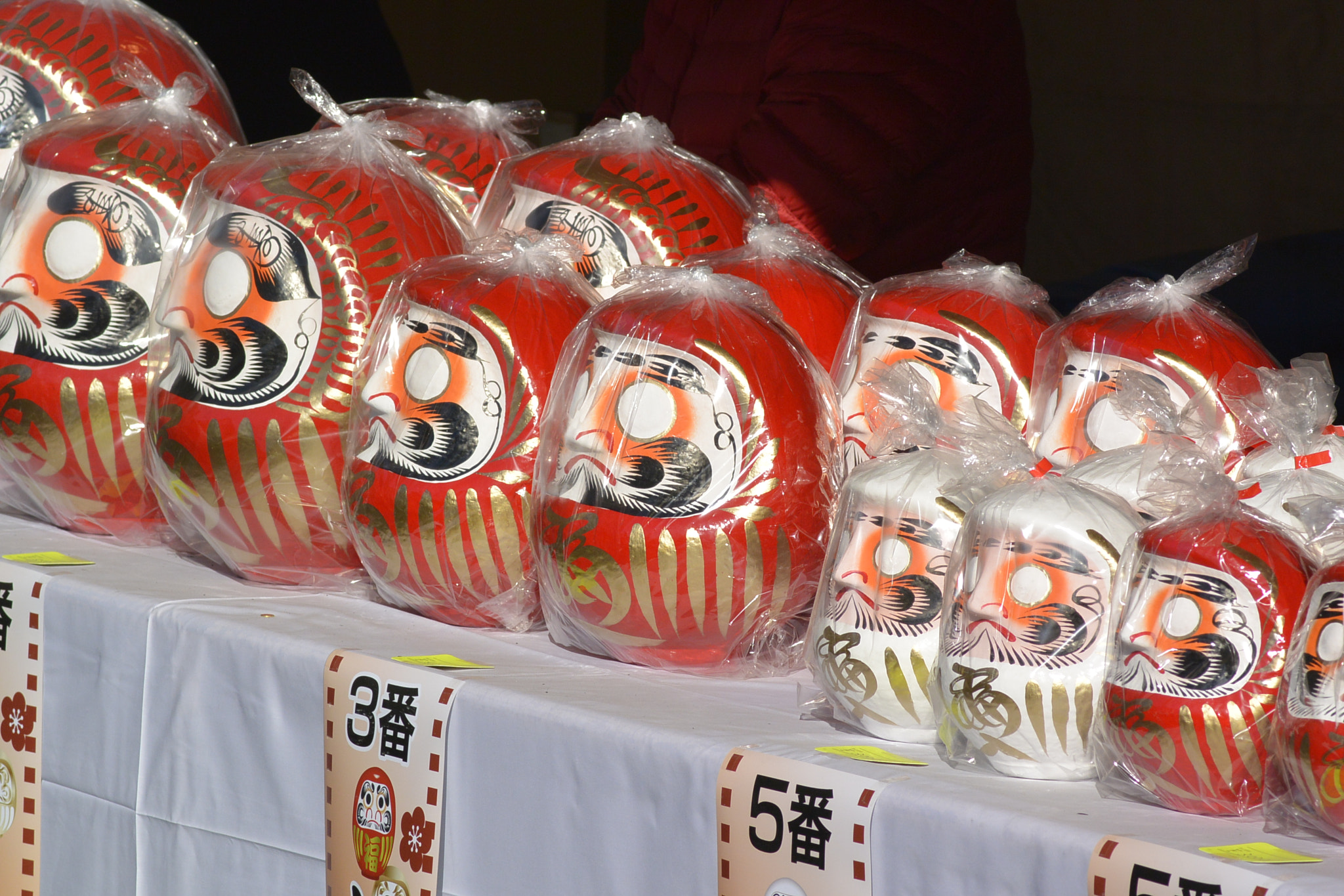 Nikon 1 V2 sample photo. Daruma dolls sold at a store in a shinto shrine photography