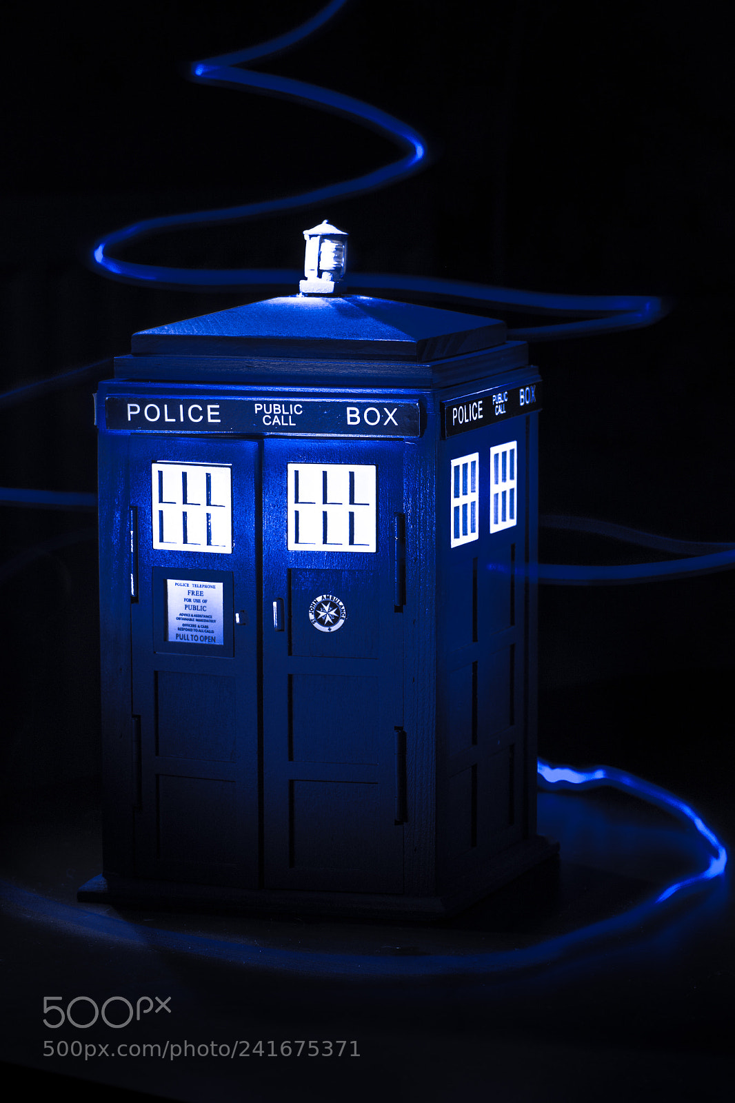 Canon EOS 500D (EOS Rebel T1i / EOS Kiss X3) sample photo. Materialising tardis photography