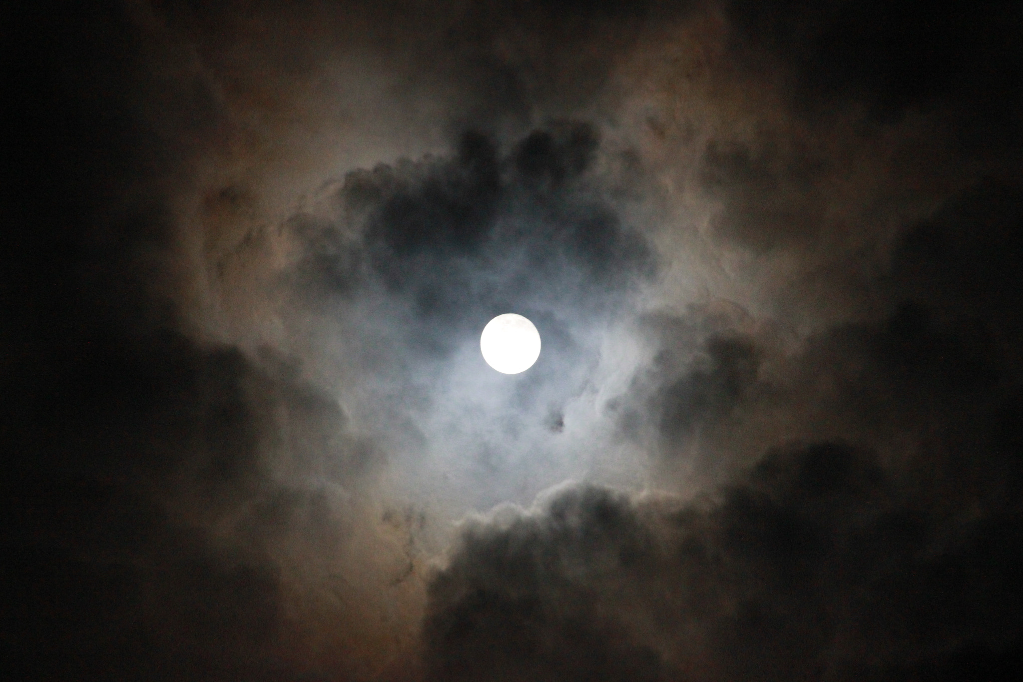Canon EOS 550D (EOS Rebel T2i / EOS Kiss X4) sample photo. Super luna en callash photography